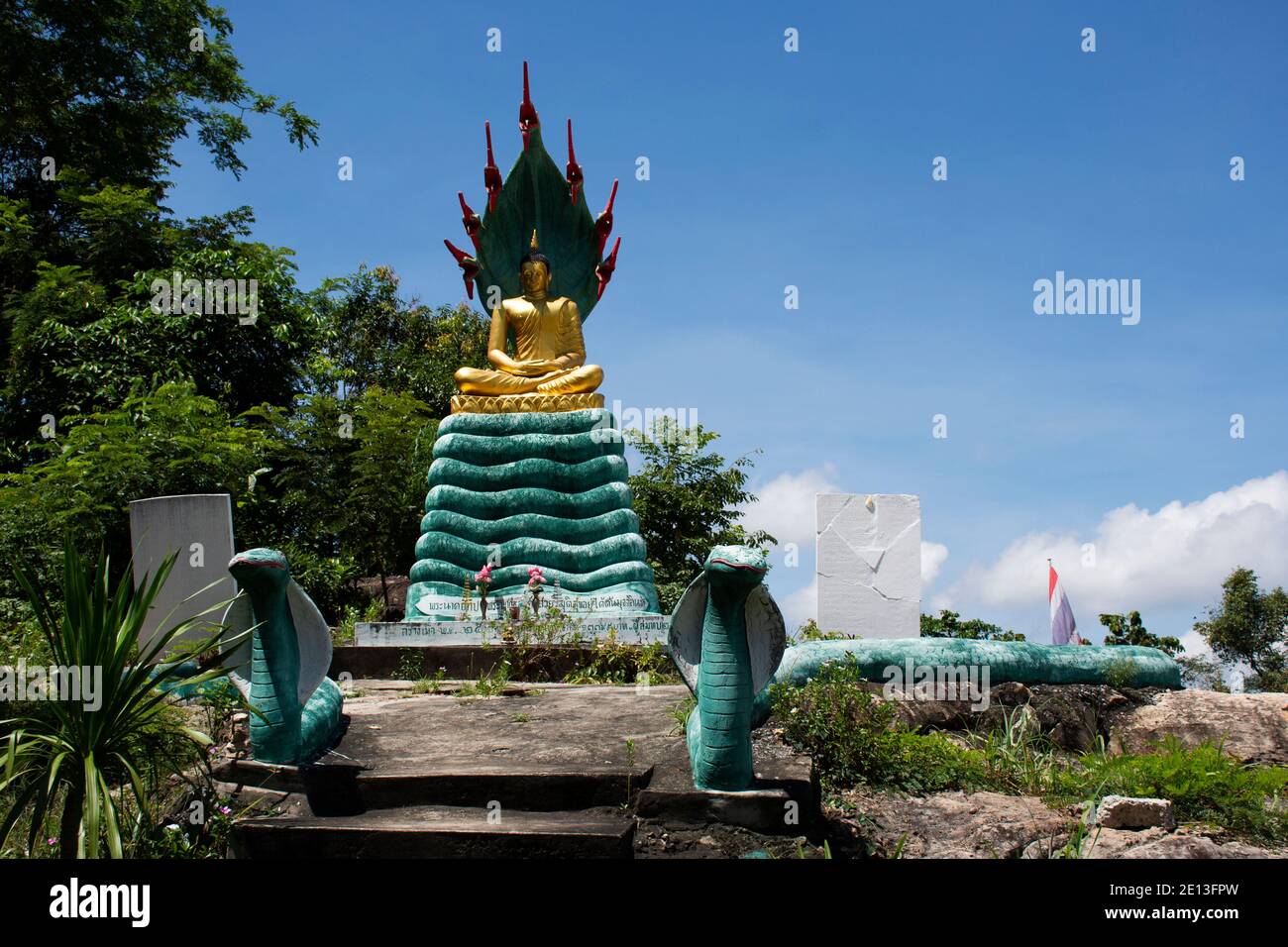 Mythische Schlange Naga Prok Haltung Buddha Statue auf Berg für Thailänder und Reisende reisen zu Besuch Respekt beten im Wat Doi Thep Sombun Tempel Stockfoto