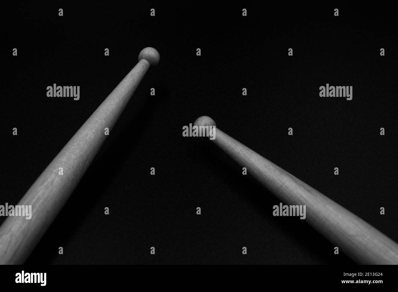 Percussions Drumsticks in schwarz und weiß, musikalisches Konzept, Sehnsucht nach Konzerten Stockfoto