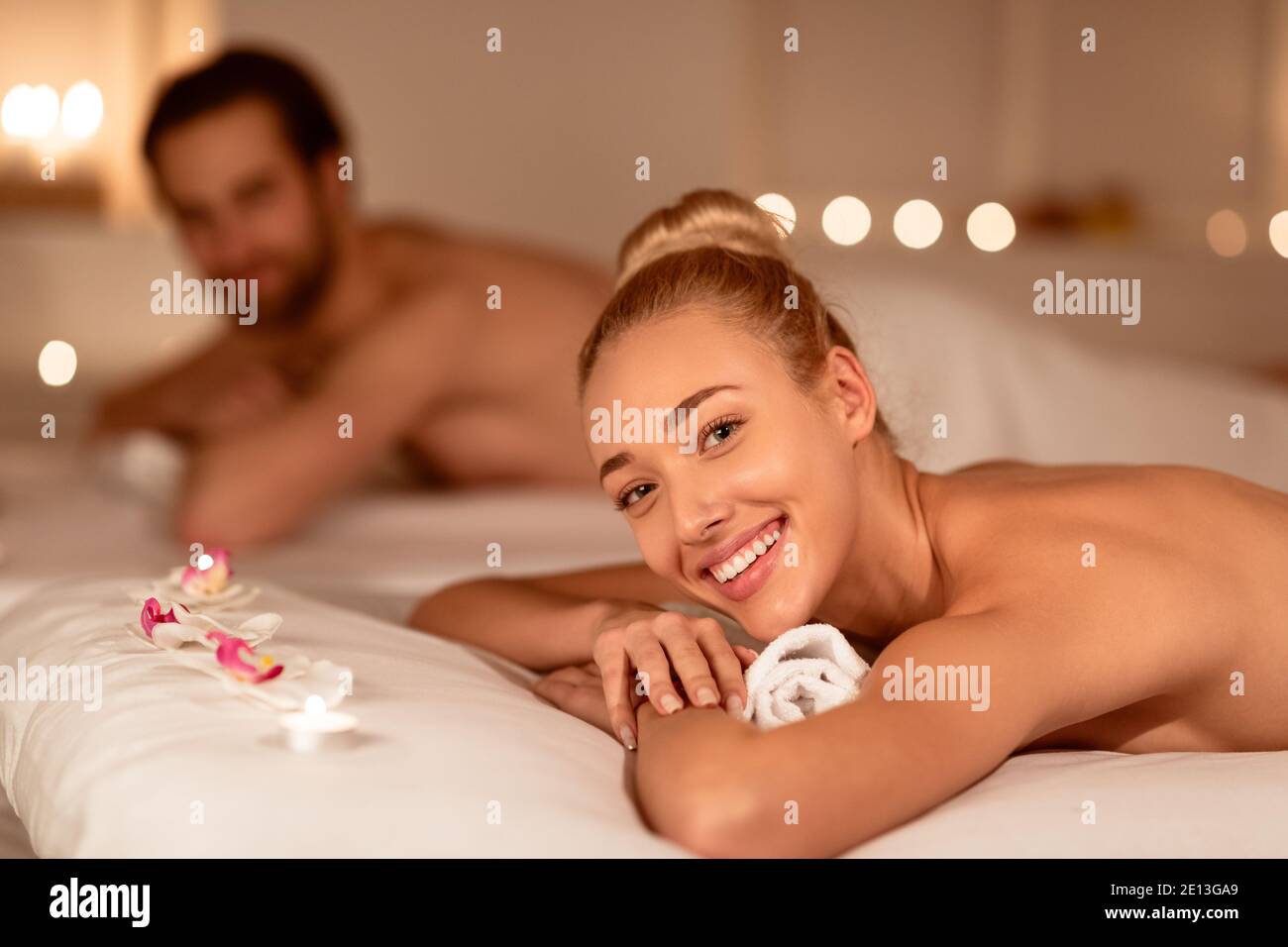 Paar Im Spa Genießen Entspannende Aromatherapie Sitzung Liegen Im Innen Stockfoto