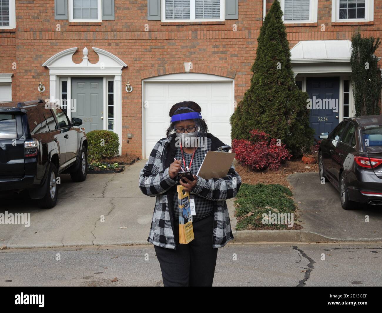 Norcross, USA. Januar 2021. Marilyn Wilbur geht Tür zu Tür in der Atlanta-Region, um Wahlberechtigte zu ermutigen, zu wählen. Am 5. Januar werden zwei Stichwahlen im US-Bundesstaat Georgien stattfinden, um über die Mehrheit im US-Senat zu entscheiden. Quelle: Lena Klimkeit/dpa/Alamy Live News Stockfoto