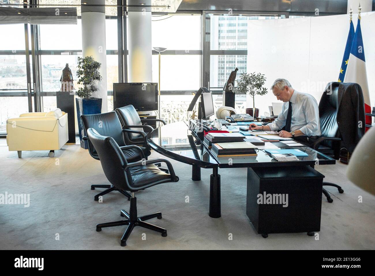 Ein Tag mit dem französischen Wirtschaftsminister Bruno Le Maire am 15. Dezember 2020 in seinem Büro in Bercy, Paris. Exclusif - Une journée avec Bruno Le Maire Ministre de l'Économie, des Finances et de la Relance à Bercy. Début de journée pour le Ministre de l'économie Bruno Le Maire Ministre de l'Économie, des Finances et de la Relance. L'après-Midi se poursuit dans son Bureau avec son cabinet au sujet d'un Texte de loi qu'il doit proposer. le 15 décembre 2020 à Paris, Frankreich. Sortie de son Livre ' l 'ange et la bête ' le 14 Janvier chez Gallimard. Foto Eliot Blondt/ABACAPRESS.COM Stockfoto