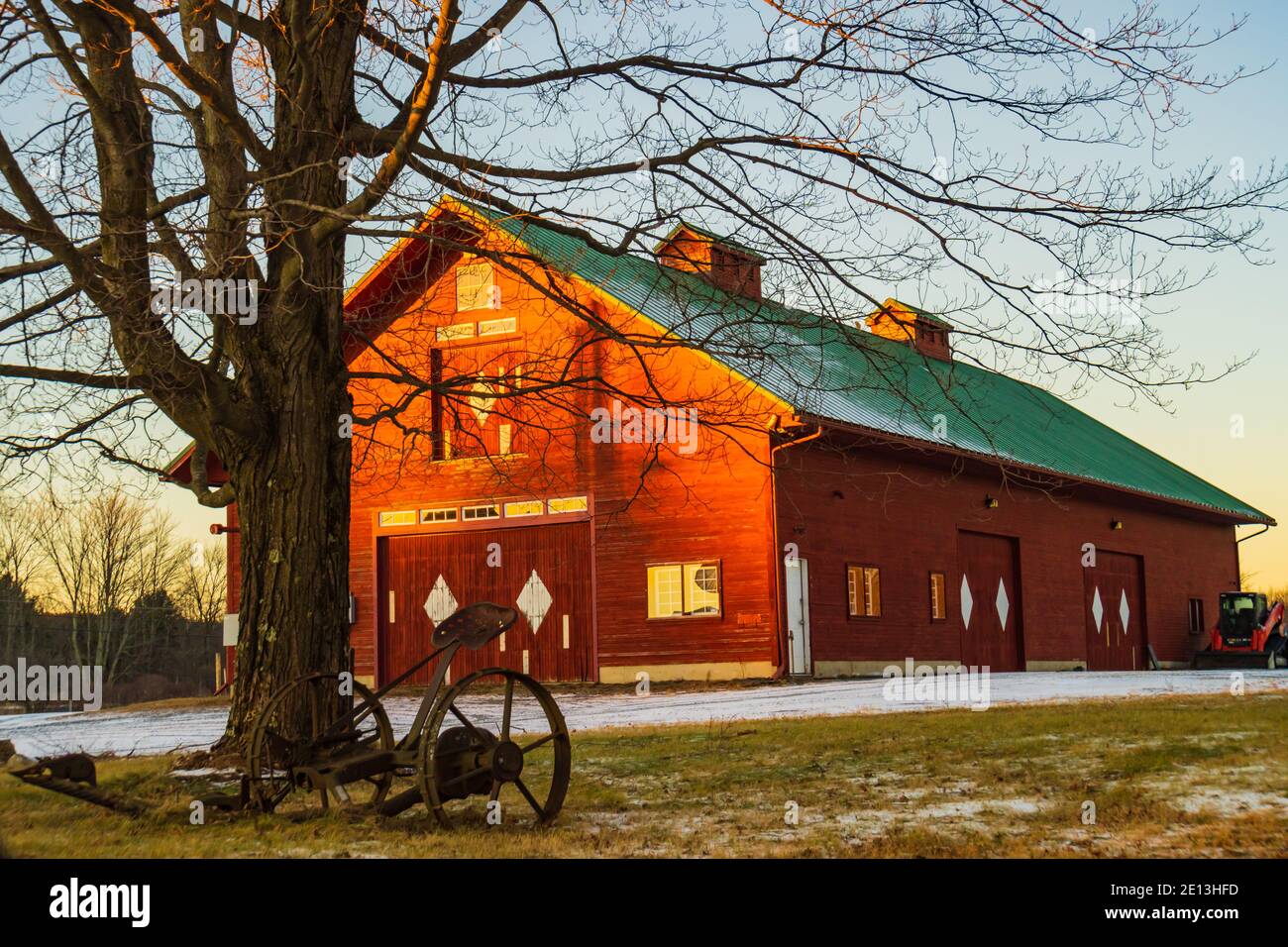 Winter Abend Sonne beleuchtet roten Scheune Stockfoto