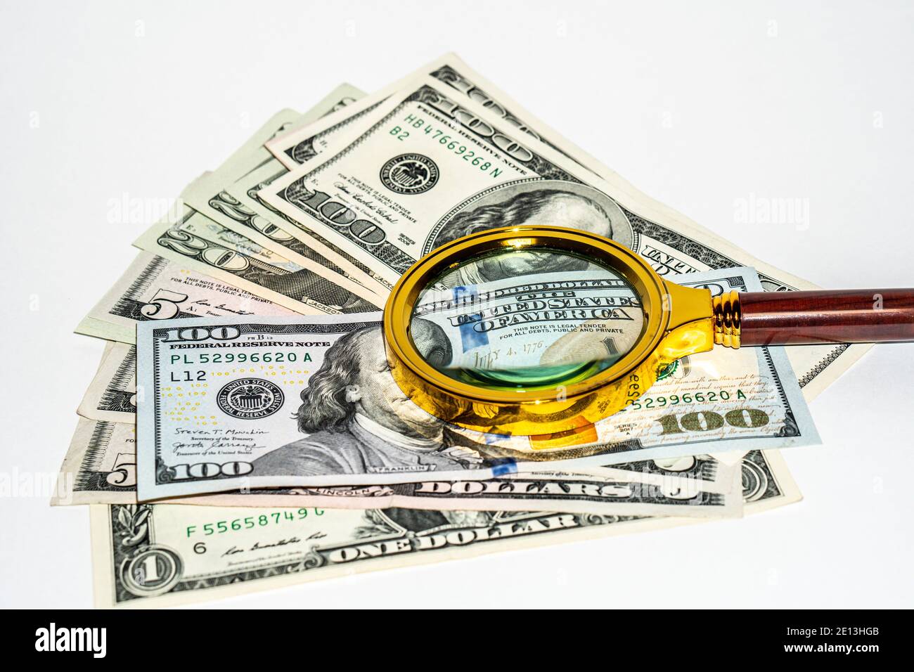 Lupe liegt auf amerikanischen Dollar isoliert auf weißem Hintergrund Stockfoto