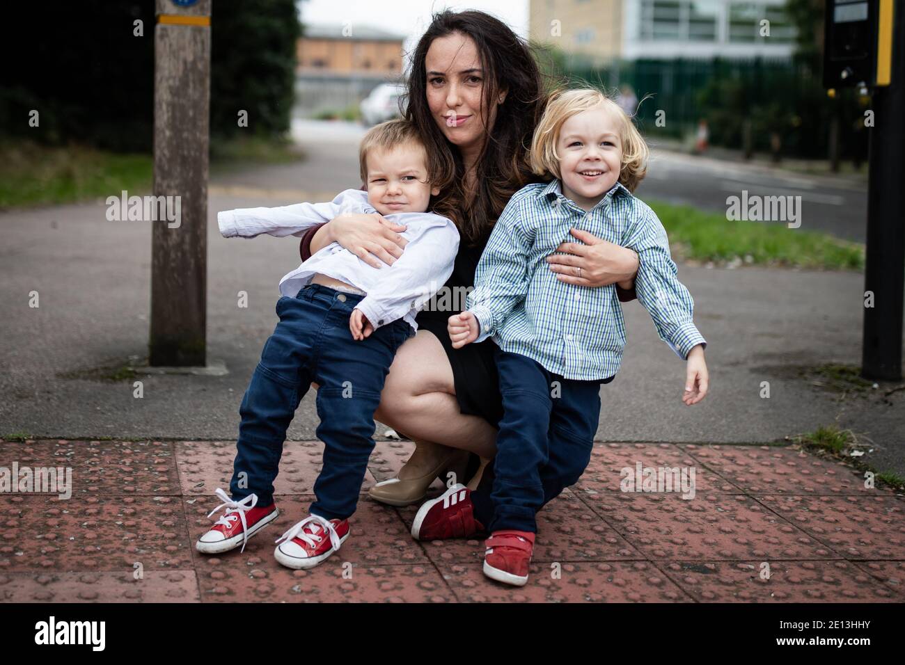 Datei Foto vom 25/08/20 von Stella Moris (Mitte) und Söhnen, Gabriel (rechts) und Max (links) außerhalb des Belmarsh Gefängnisses, nachdem sie ihren Partner und ihren Vater, Julian Assange, besucht hatten. Julian Assange hat seinen Kampf gewonnen, um die Auslieferung an die Vereinigten Staaten zu vermeiden. Stockfoto