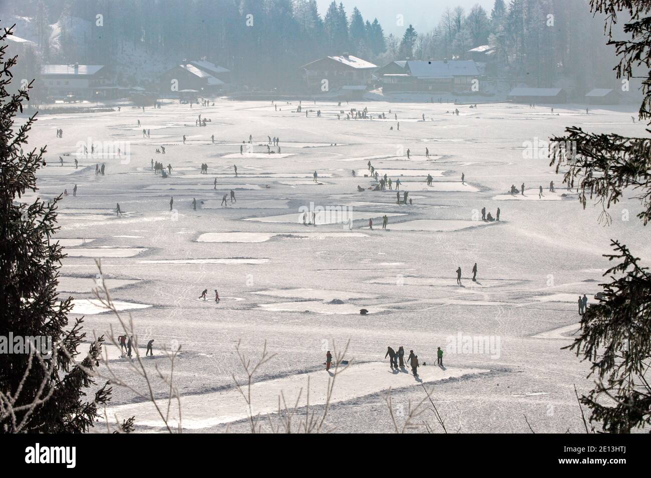 Spitzingsee, Deutschland. Januar 2021. Hunderte von Touristen und Einheimischen tummeln sich in der Sonne über der Wolkenlinie am gefrorenen Spitzingsee, der 1084 Meter über dem Meeresspiegel liegt. Kredit: Peter Kneffel/dpa/Alamy Live Nachrichten Stockfoto