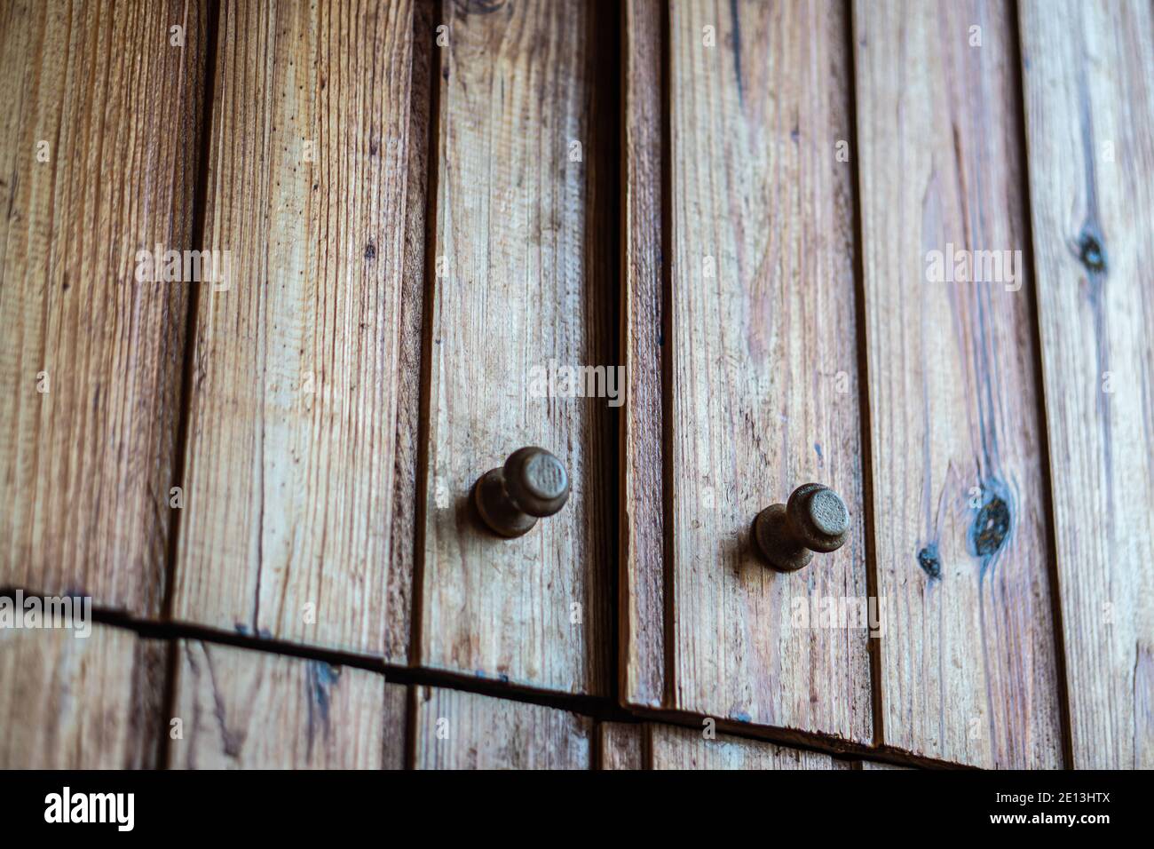 Holzflügelschubladentüren mit Holzverkleidung Stockfoto