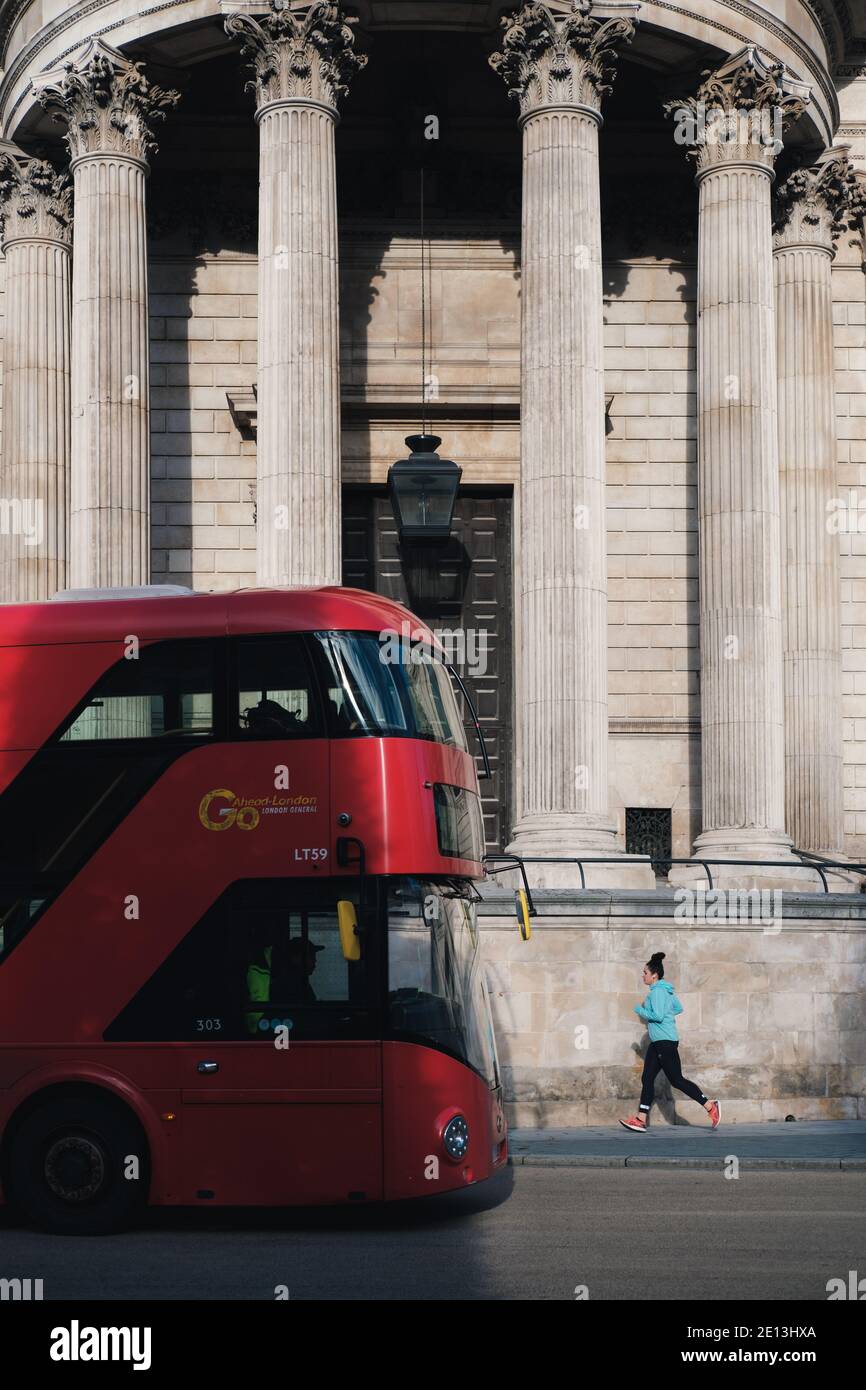 London, UK - Januar 2021 : EINE Joggerin vor der St Paul's Cathedral Stockfoto