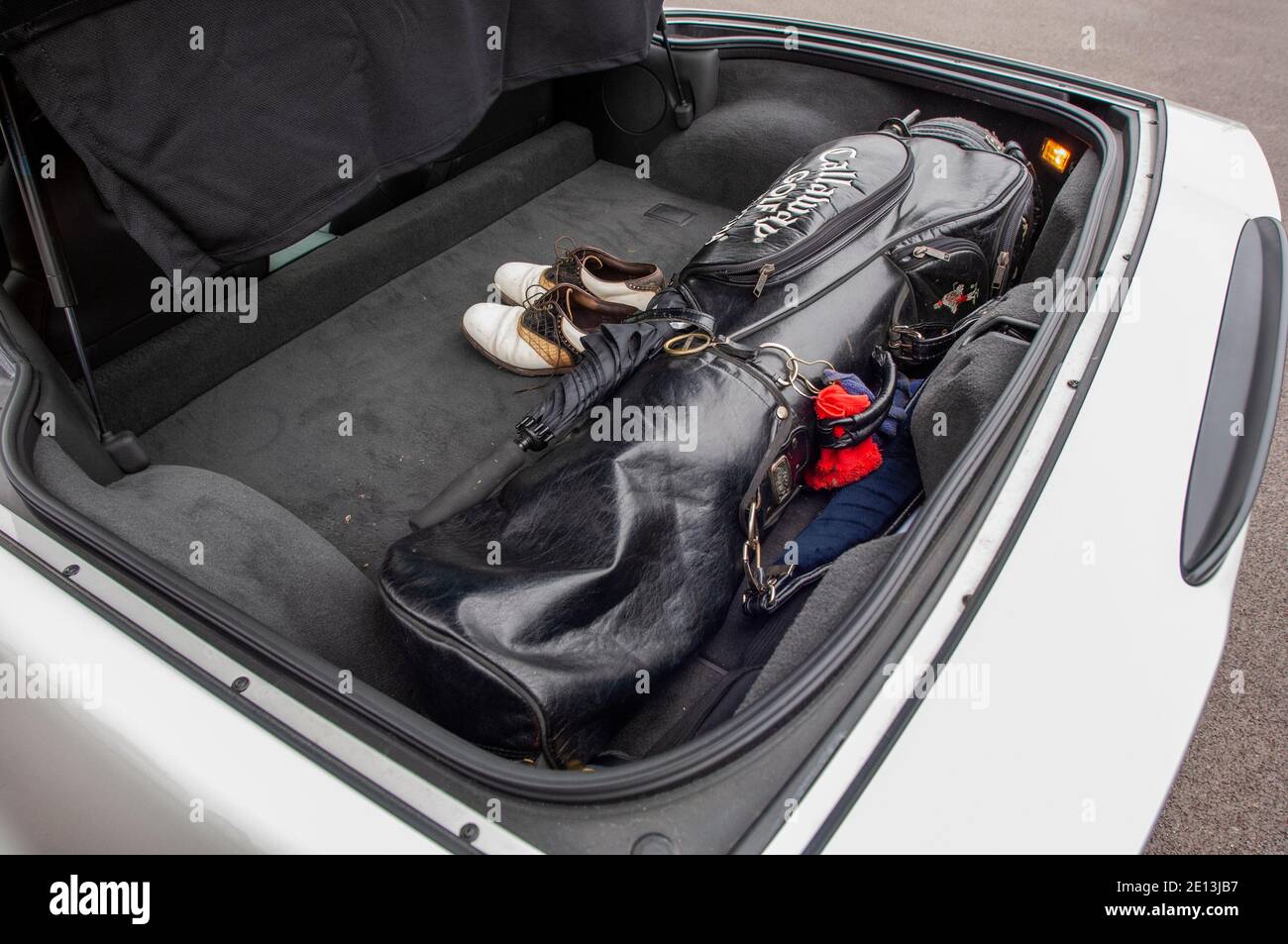 Golfschläger im Stiefel einer Corvette Z06 2005 Amerikanischer V8-Sportwagen Stockfoto