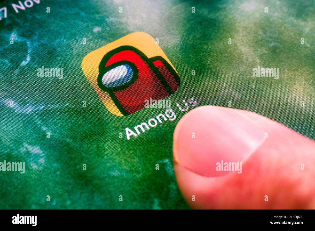 Tambow, Russische Föderation - 17. November 2020 Person Finger bereit, unter uns Anwendung auf dem iPad starten. Nahaufnahme. Stockfoto