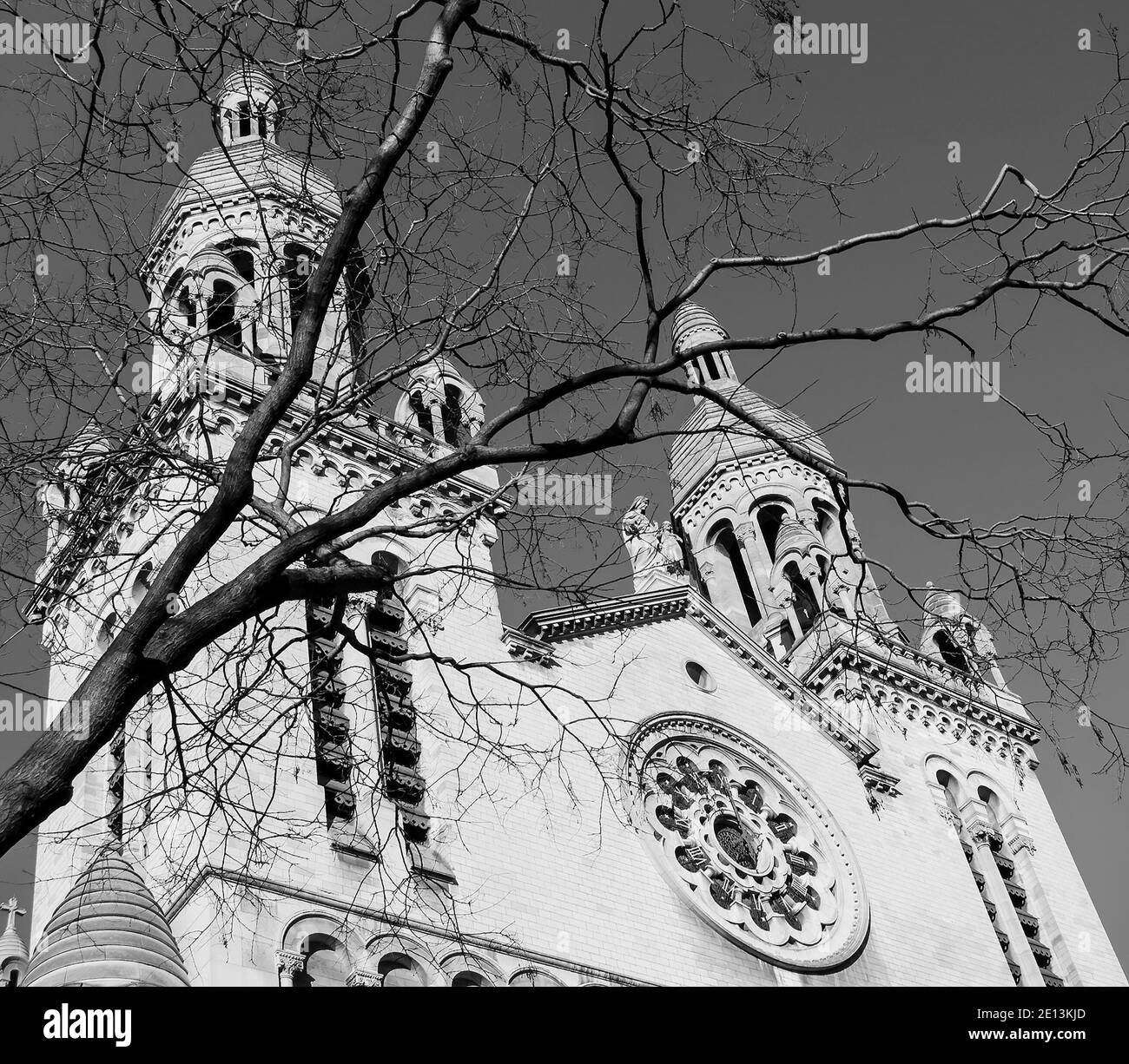 St. Anne's Church (St. Anne, Mutter der Jungfrau Maria). Paris, Frankreich. Neoromanische Architektur im byzantinischen Stil. Schwarzweißfoto. Stockfoto
