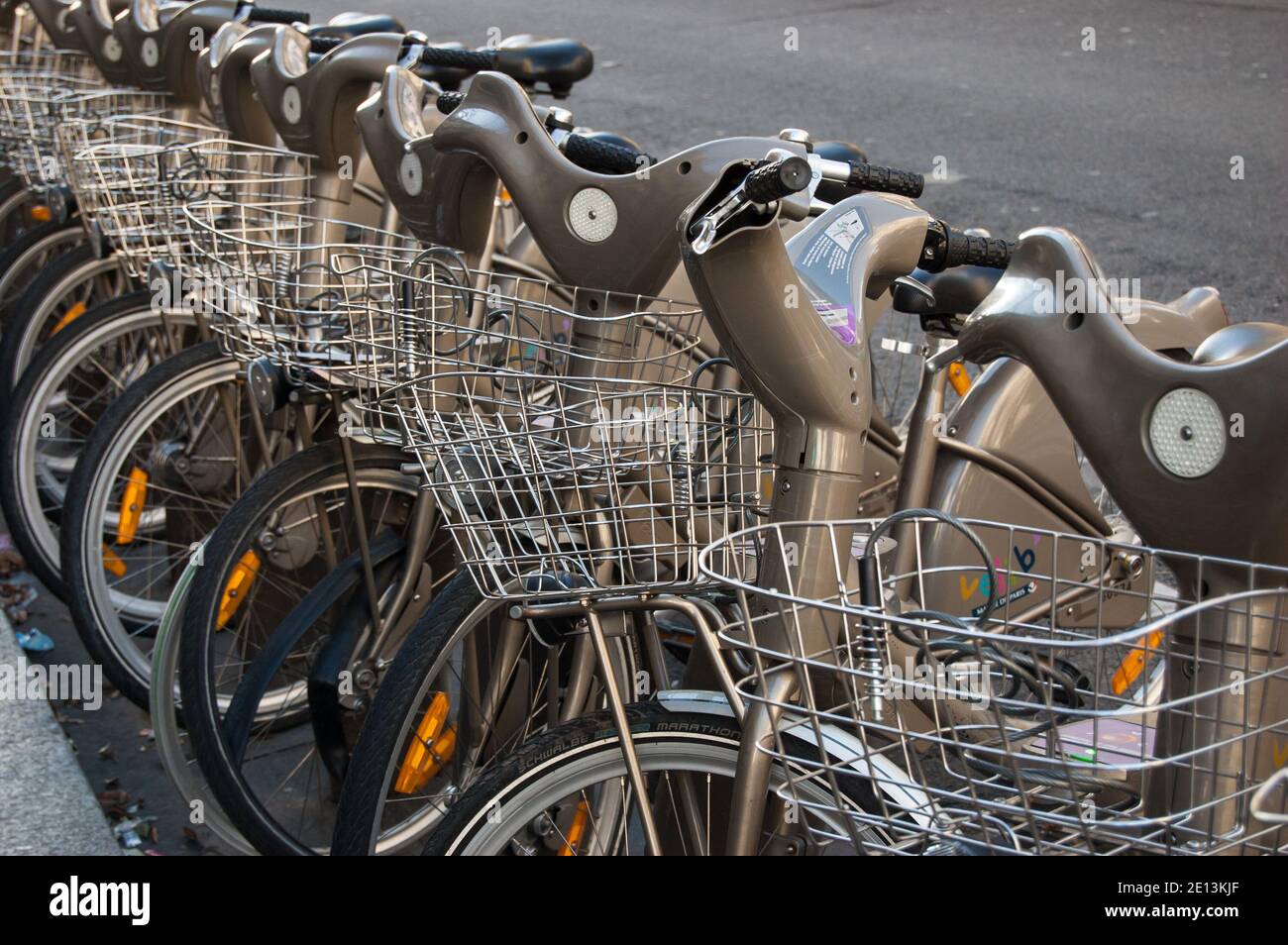 PARIS - DEZEMBER 29: Velib Fahrräder in einer Reihe wie am 29. Dezember 2012 in Paris, Frankreich gesehen. Velib ist ein öffentliches Fahrradverleihsystem in Paris mit OV Stockfoto