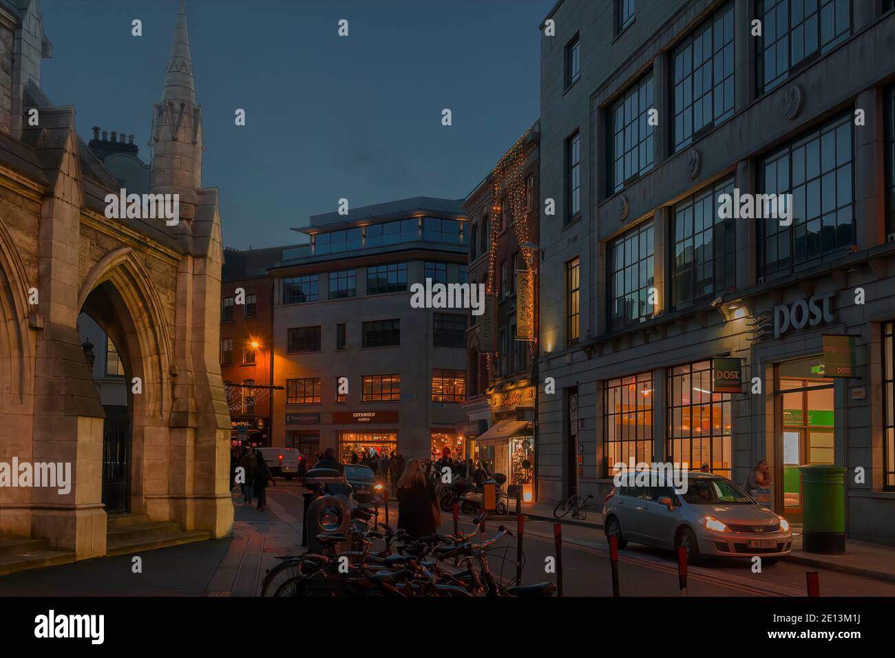 Suffolk Straße bei Nacht mit St. Andrews Kirche. Dublin. Irland. Stockfoto