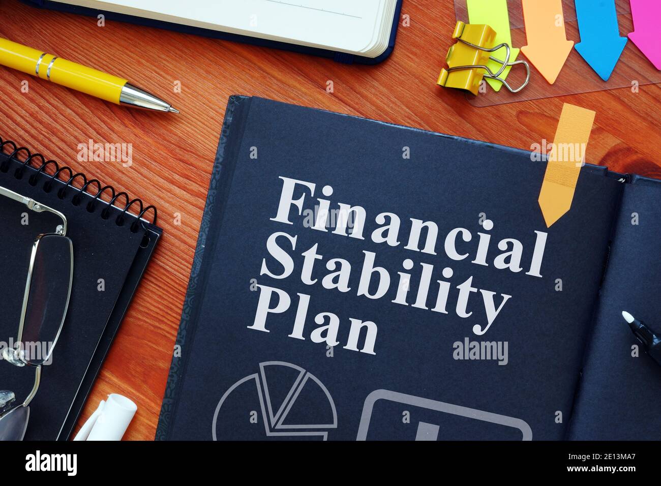 Finanzstabilitätsplan FSP mit Charts und Stift. Stockfoto