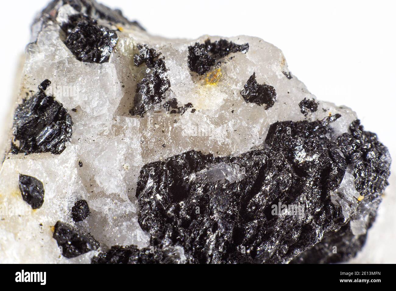 Nahaufnahme eines schwarzen Turmalin-Minerals. Makrotechnik Stockfoto