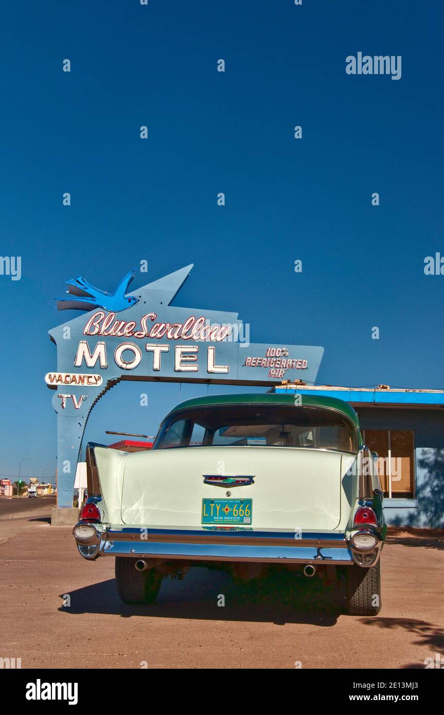 Chevrolet aus den 1950er Jahren im Blue Swallow Motel an der historischen Route 66 in Tucumcari, New Mexico, USA Stockfoto