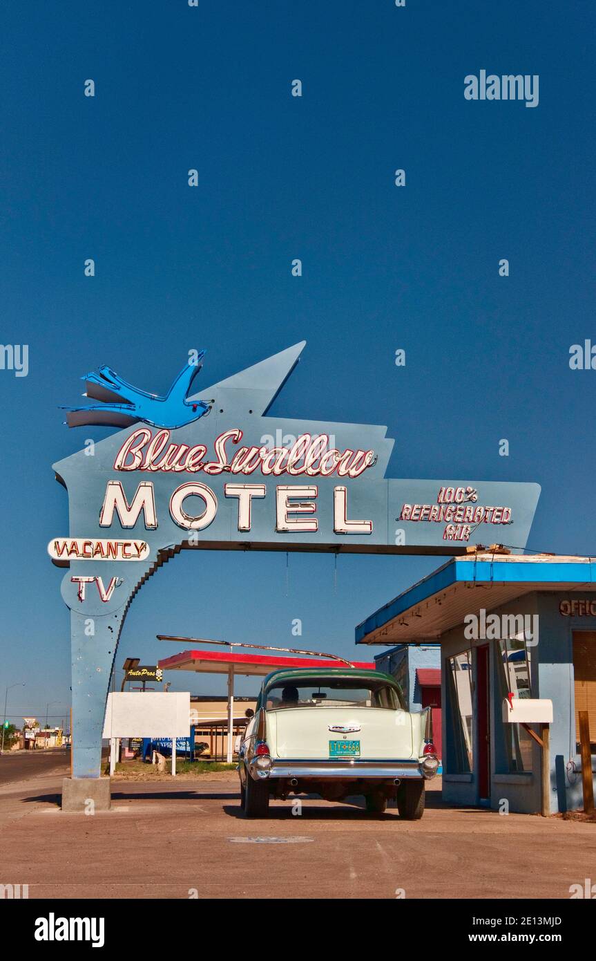 Chevrolet aus den 1950er Jahren im Blue Swallow Motel an der historischen Route 66 in Tucumcari, New Mexico, USA Stockfoto