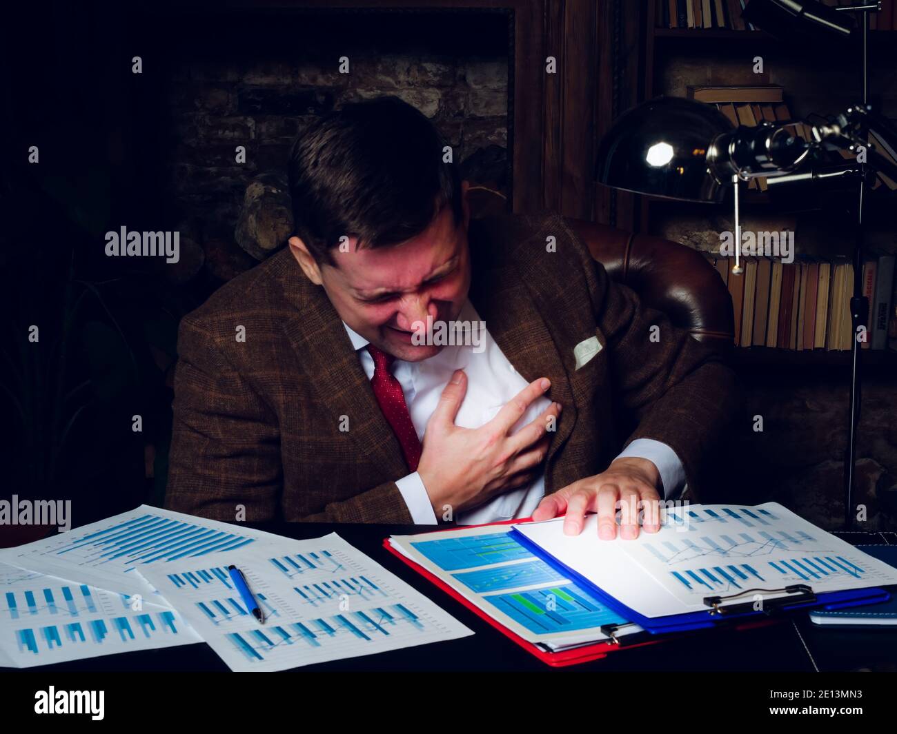Herzkrankheit, Herzinfarkt durch Stress. Der Mann hält sich an seiner Brust fest. Stockfoto