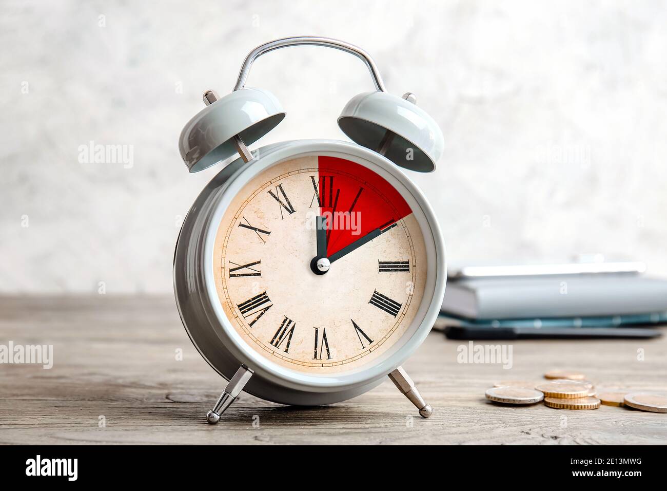 Wecker mit Timer für 10 Minuten auf dem Tisch. Zeitmanagement-Konzept  Stockfotografie - Alamy