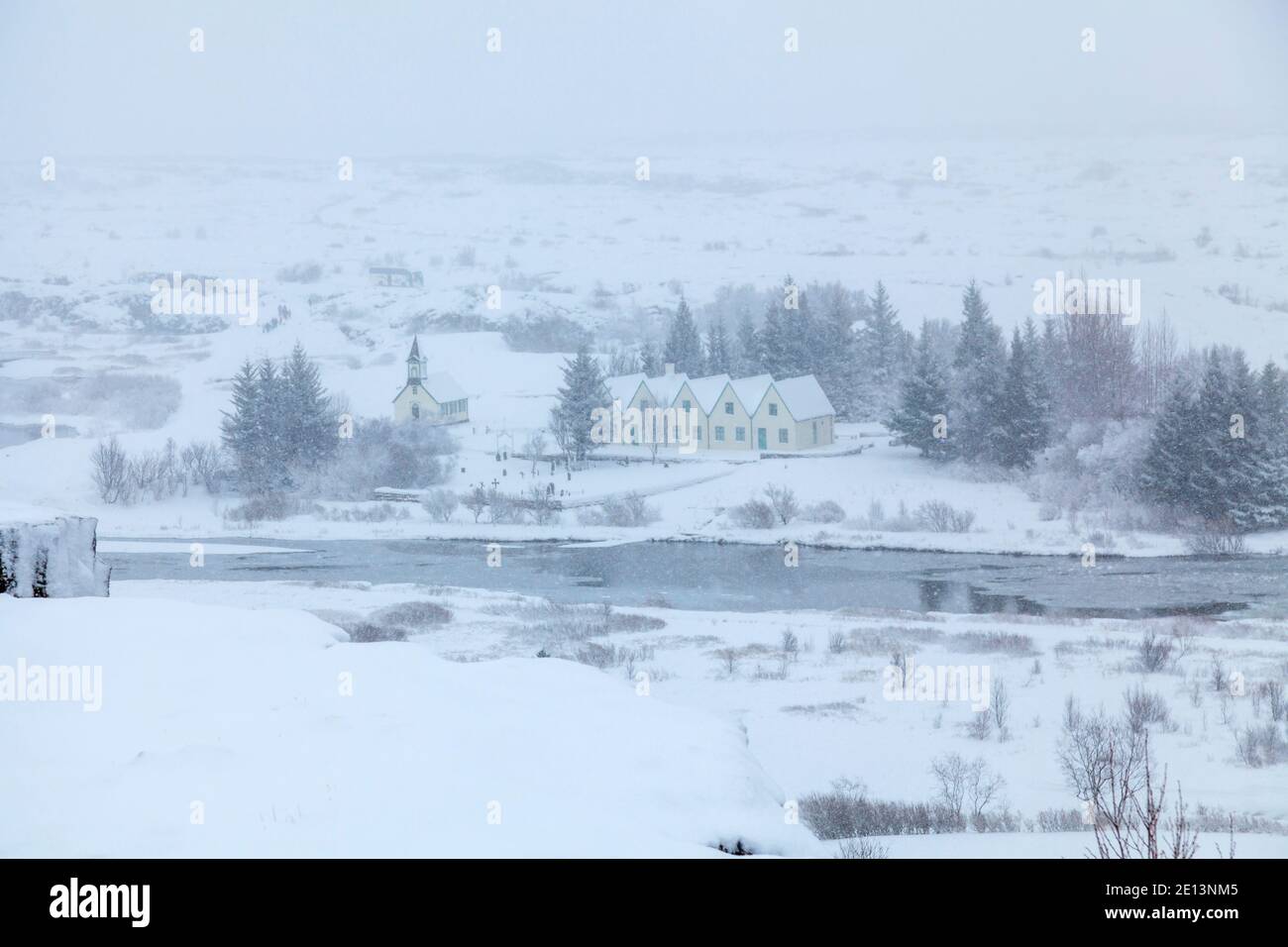 Fast monochromatischer Blick über den Thingvellir Nationalpark Rifttal vom Informationszentrum im Winter, Südwesten Islands während eines Schneesturms Stockfoto