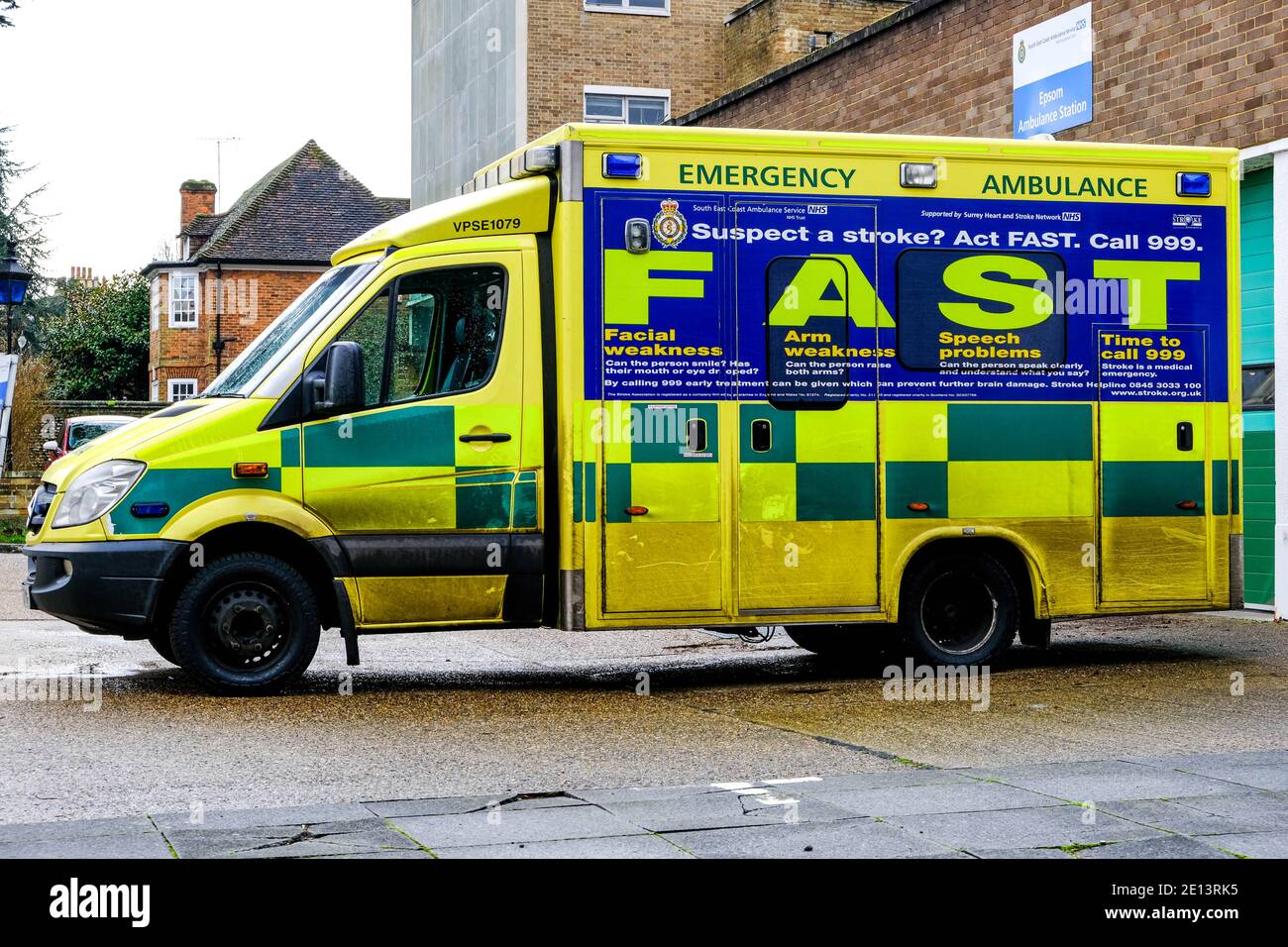 Epsom, London UK, Januar 03 2021, Single Ambulance parkte draußen während Covid-19 Tier 4 Health Crisis Stockfoto