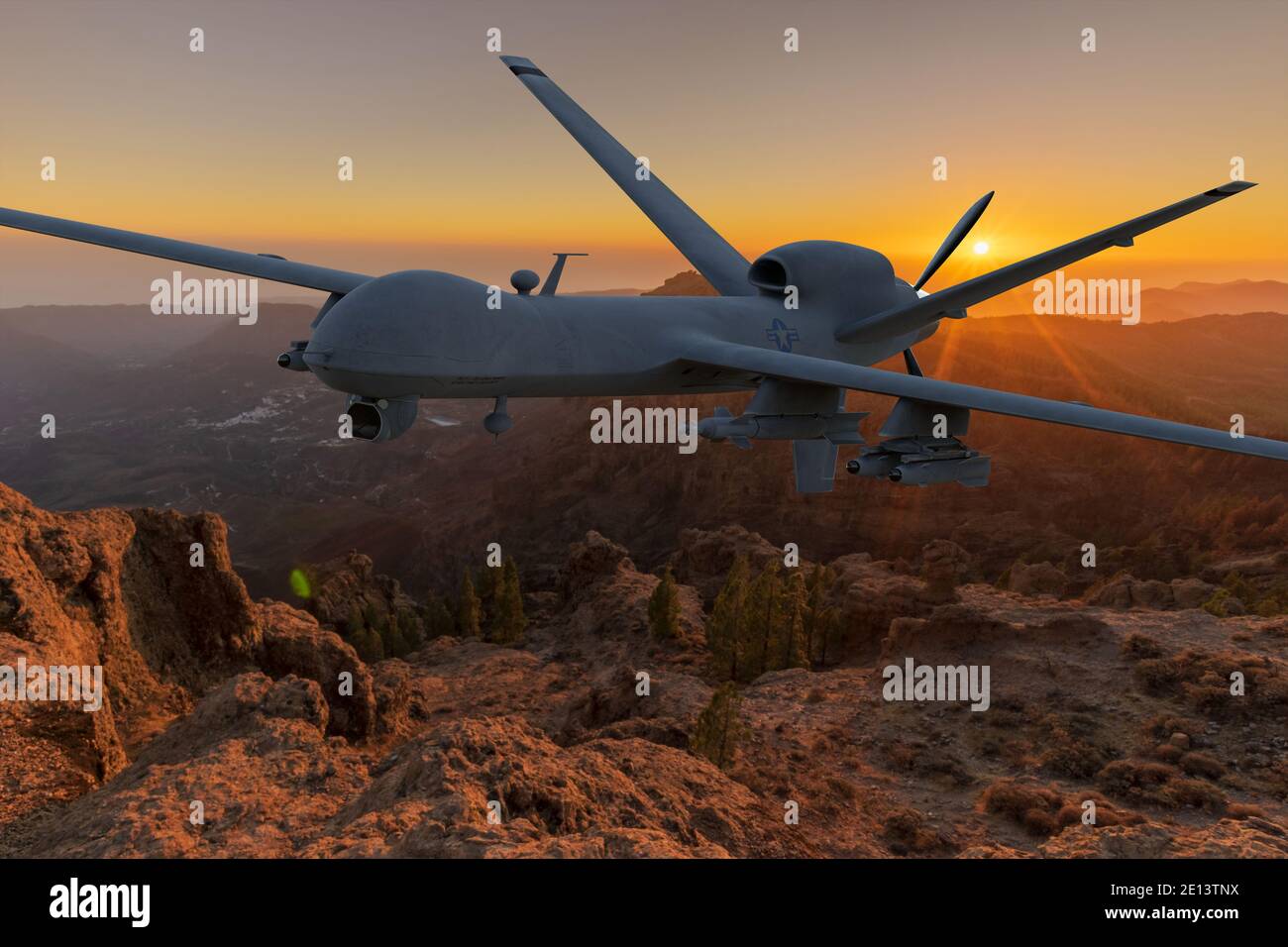General Atomics MQ-9 Reaper Drohne fliegt über die Berge bei Sonnenuntergang Stockfoto