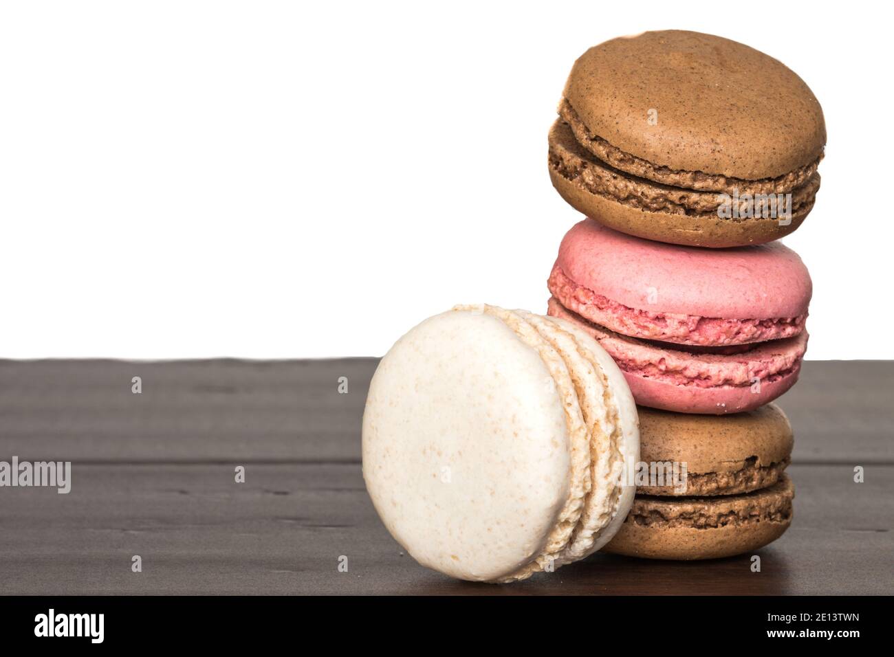 Ein Nahaufnahme Stapel von Schokolade, Erdbeere und Vanille Macarons oder Macarons mit Kopierraum Stockfoto