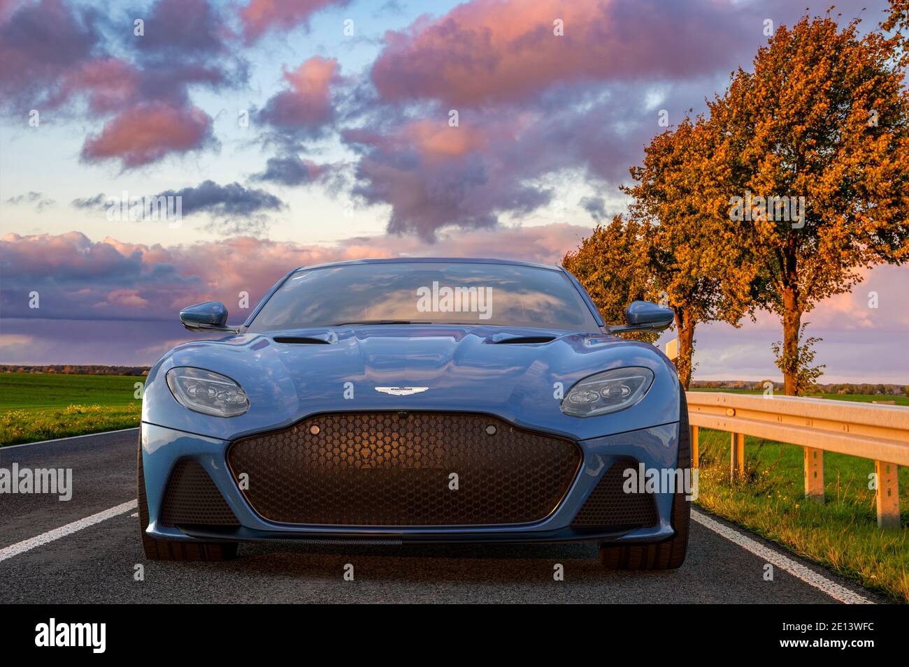 Aston Martin DBS superleggera auf einer malerischen Straße bei Sonnenuntergang Stockfoto