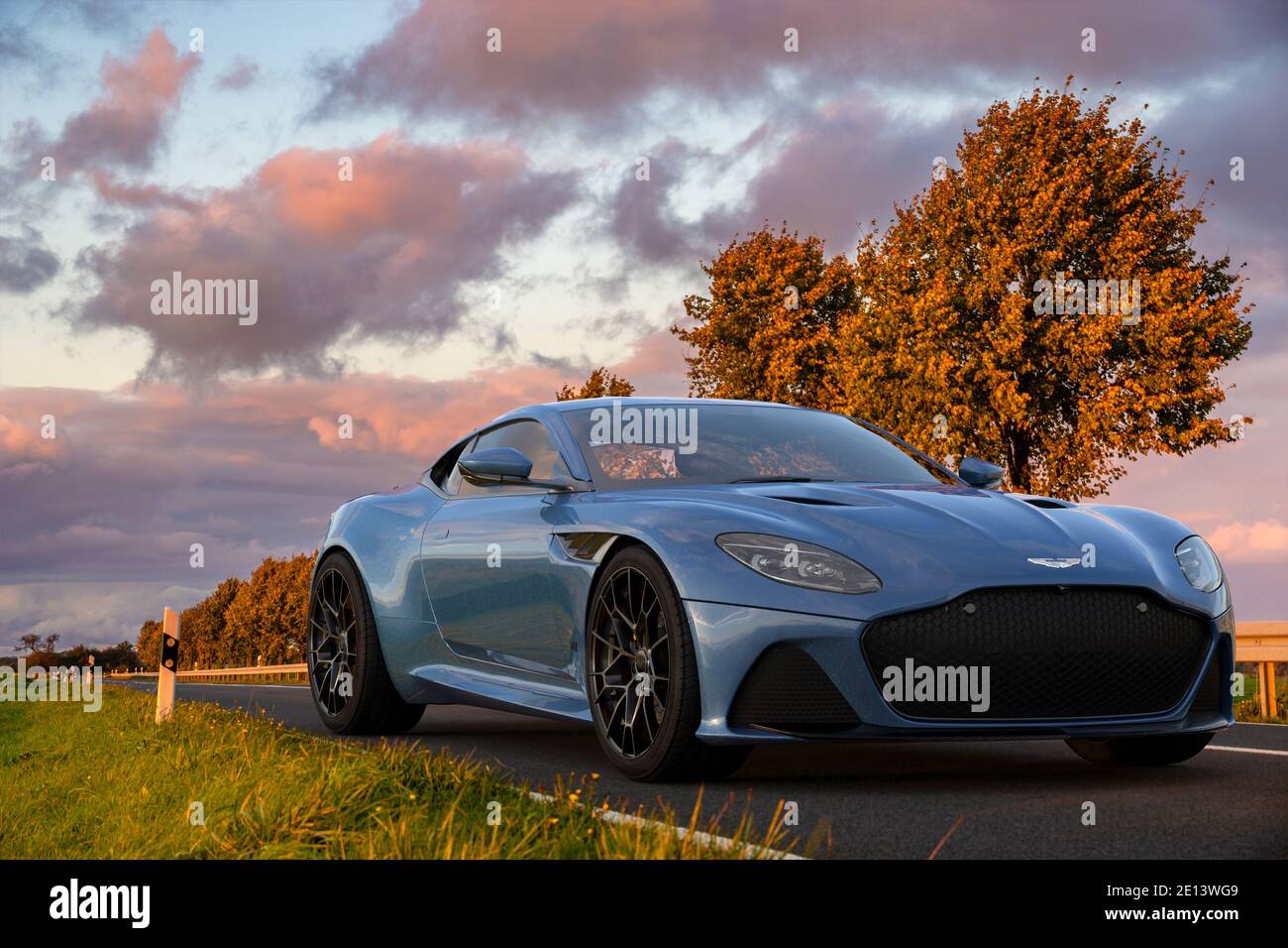 Aston Martin DBS superleggera auf einer malerischen Straße bei Sonnenuntergang Stockfoto