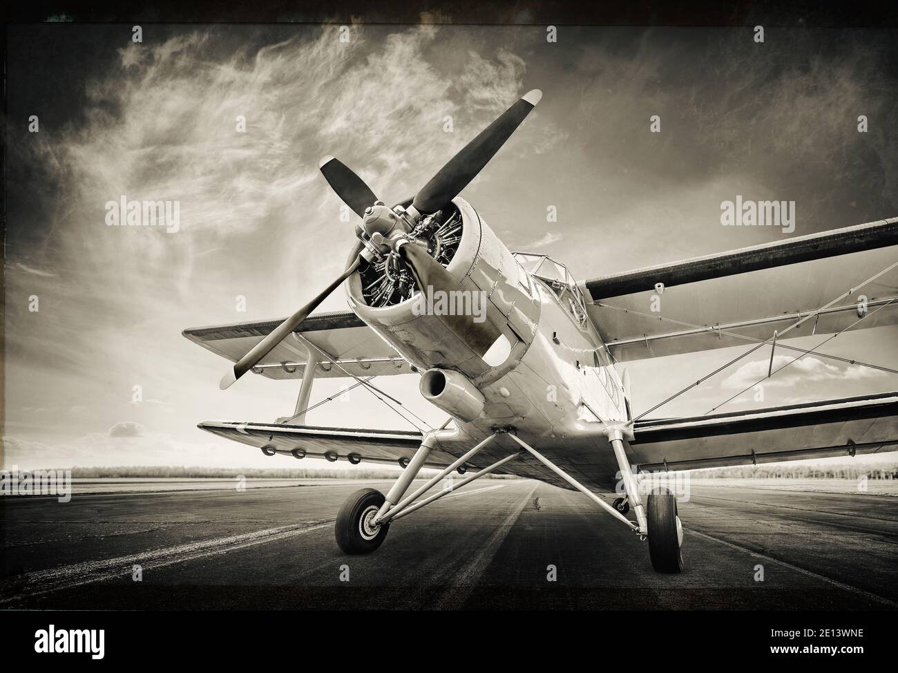 Historische Flugzeuge auf einer Start-und Landebahn bereit Stockfoto