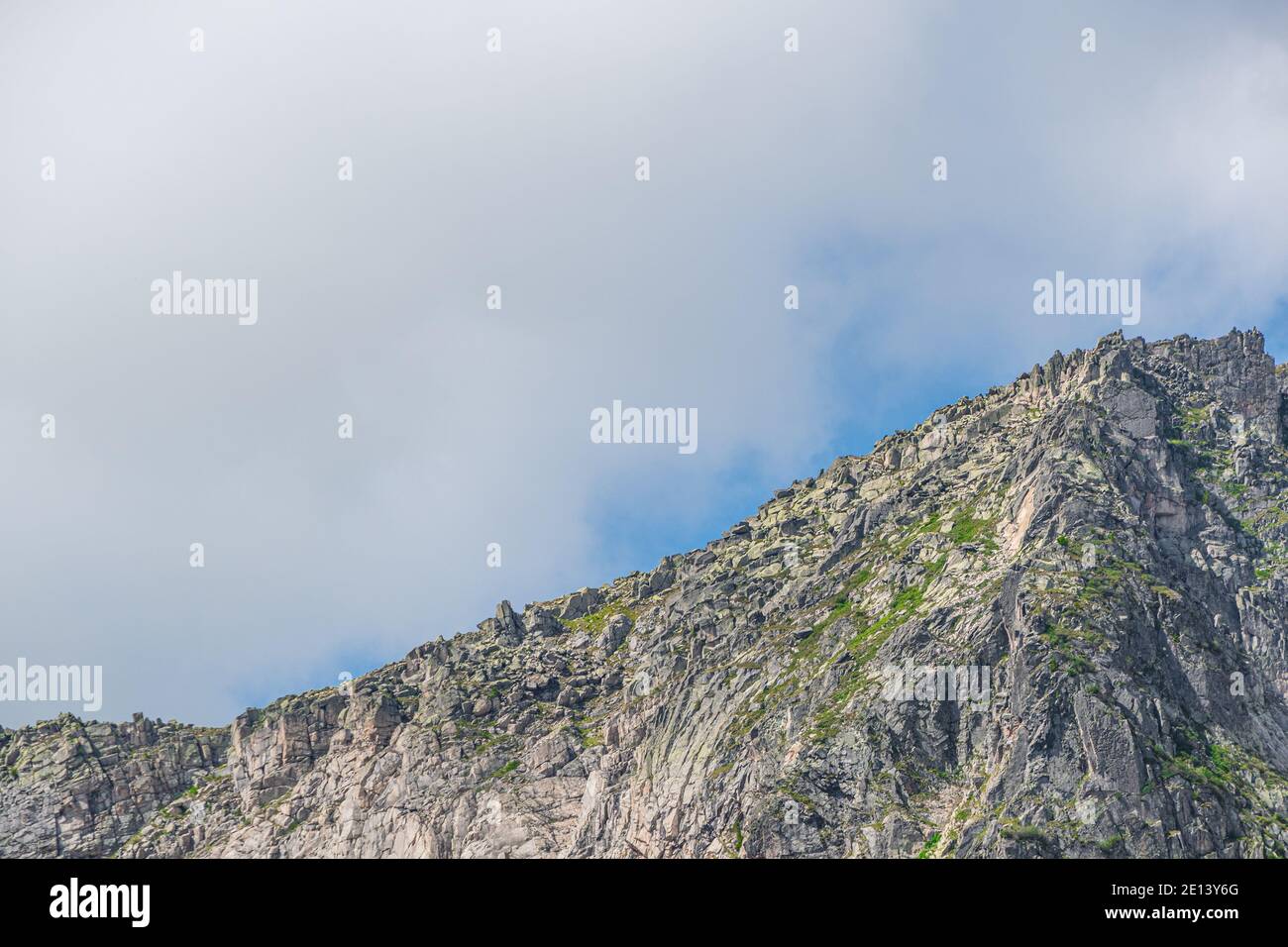 Felsrücken am Horizont unter blauem bewölktem Himmel. Bergtal für Reisen. Abenteuer Reisen, Tourismus und Naturschutz Konzept. Stockfoto