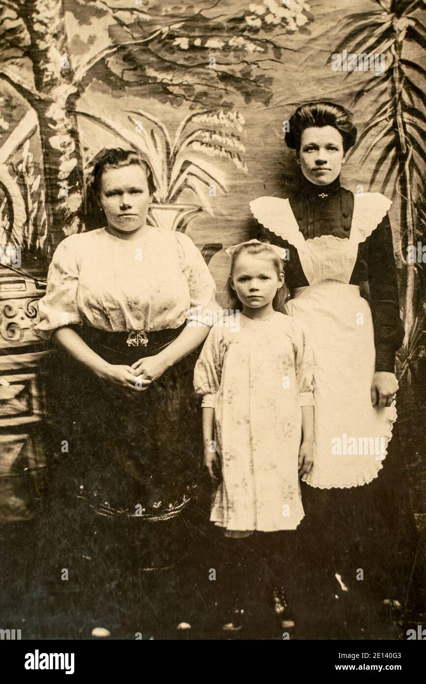 RUSSLAND - UM 1910er: Ganzkörperaufnahme von zwei jungen Frauen und Mädchen im Studio Vintage Carte de Viste Edwardian Ära Foto Stockfoto