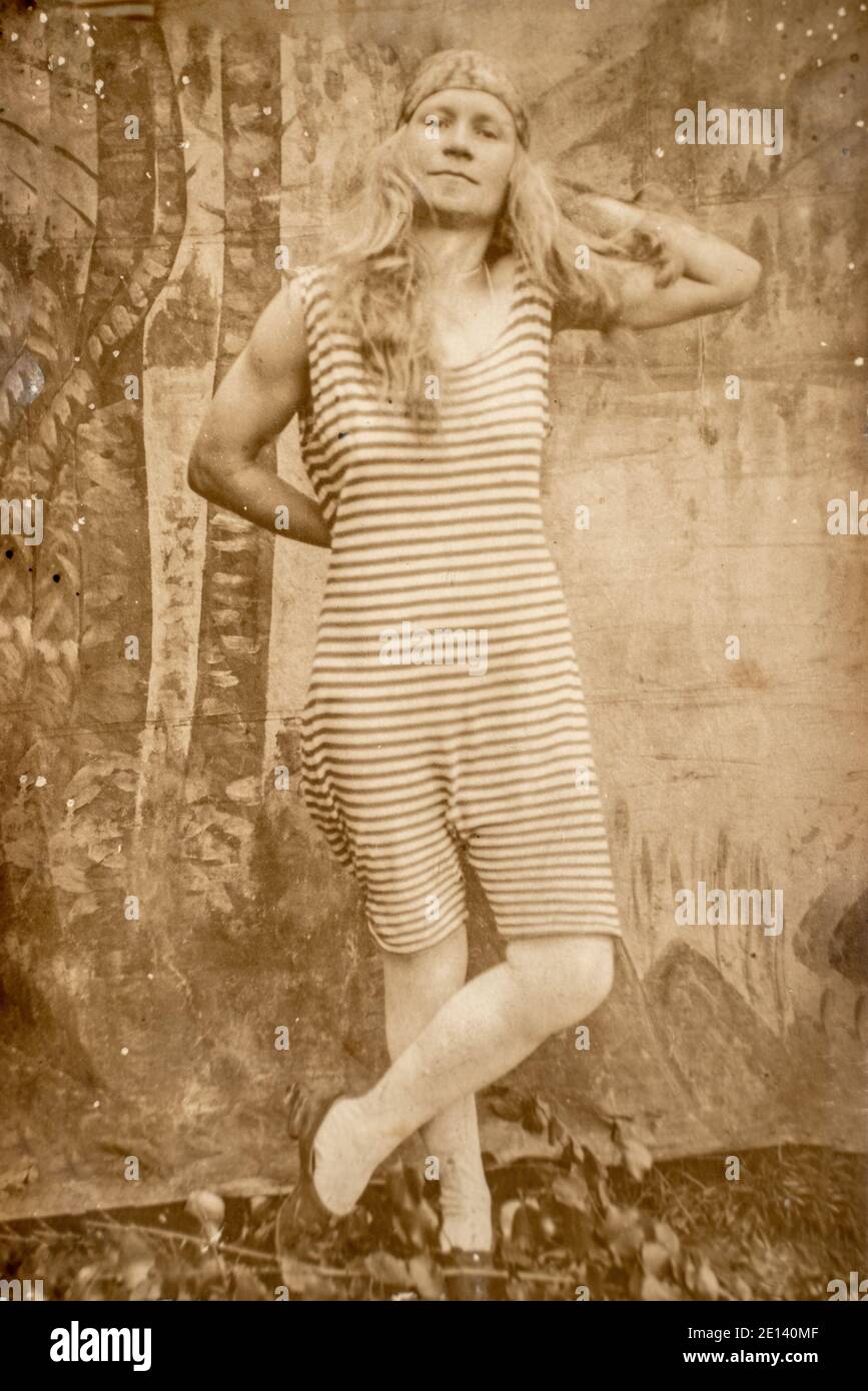Deutschland - CA. 1910-20s: Mann im Badeanzug posiert im Studio. Männliches Ganzkörperschwimmkostüm. Vintage Carte de Viste Edwardian Ära männliche Porträt Stockfoto