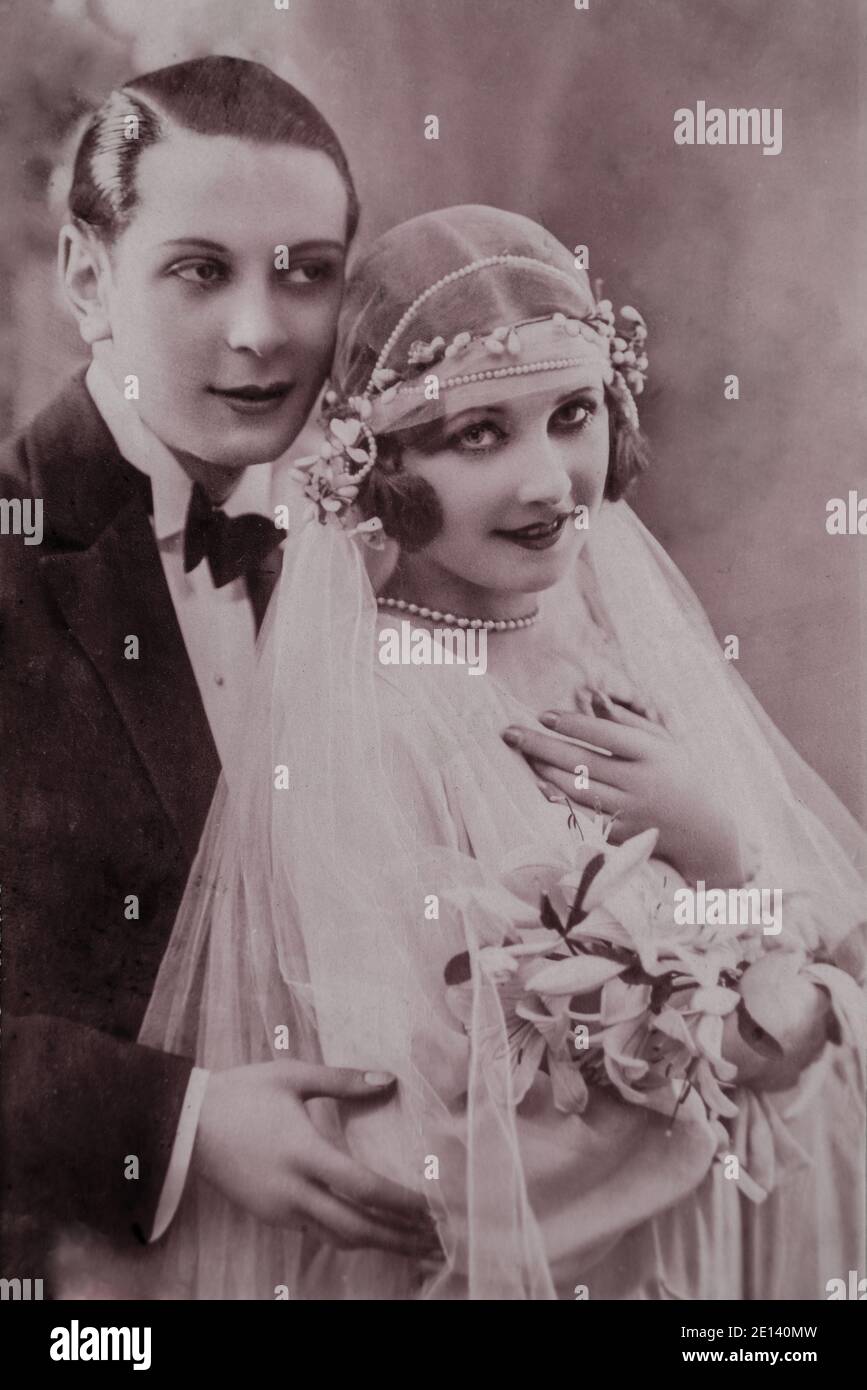 Deutschland - UM 1920er Jahre: Vintage Hochzeit Art Deco Ära Foto. Aufnahme von gerade verheirateten Paar Porträt im Studio Stockfoto
