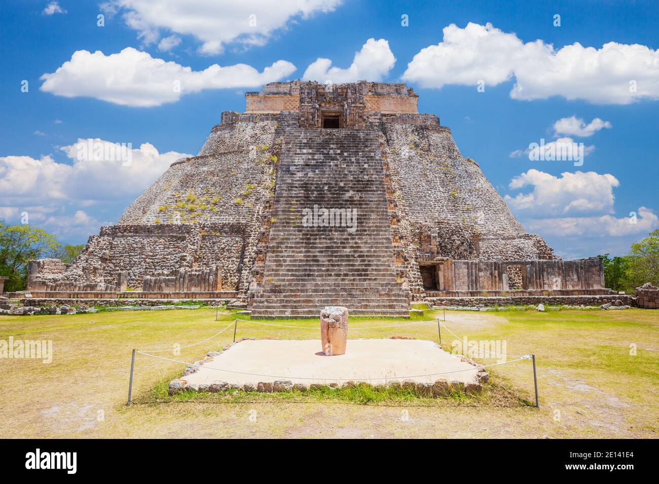 Uxmal, Mexiko. Pyramide des Zauberers in der antiken Maya-Stadt. Stockfoto