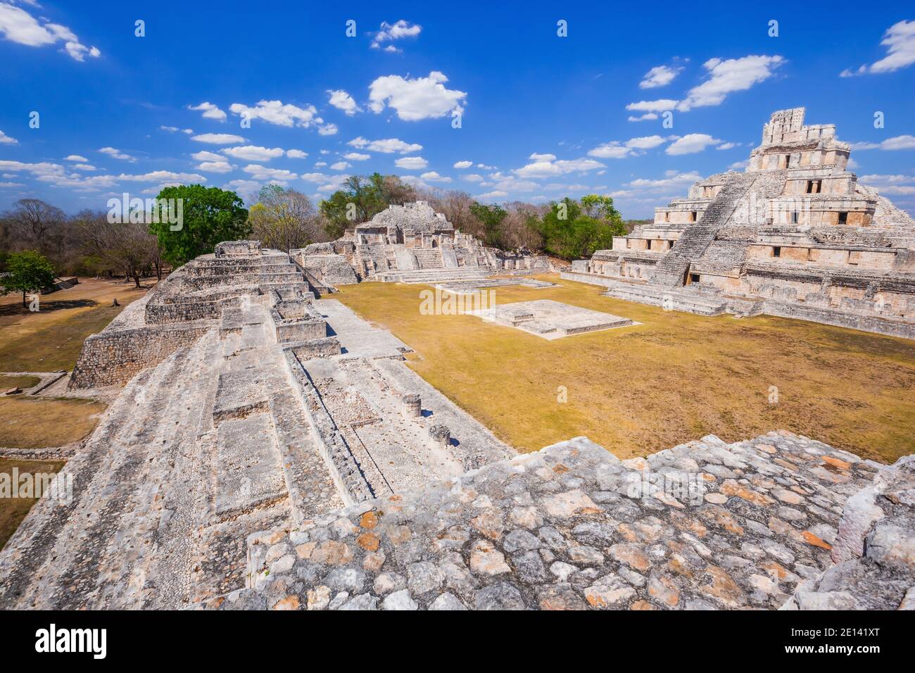 Campeche, Mexiko. Edzna Maya-stadt. Die Pyramide der fünf Etagen und der Gran Acropolis. Stockfoto