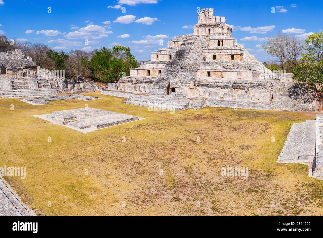 Campeche, Mexiko. Edzna Maya-Stadt. Panoramablick auf die Pyramide der fünf Etagen und Gran Akropolis. Stockfoto