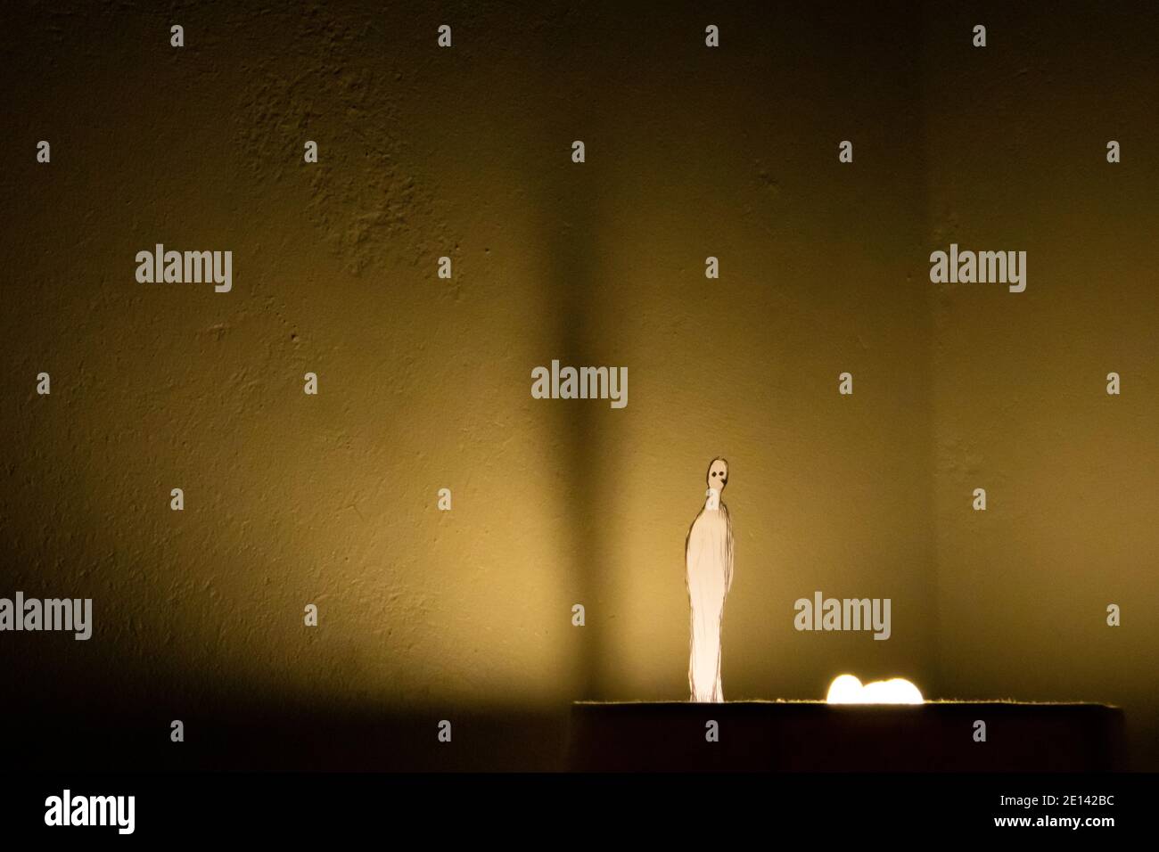 Cape Town, South Africa - 03/04/2020 Papierpuppe Mann steht auf der hellen Lampe. Stockfoto