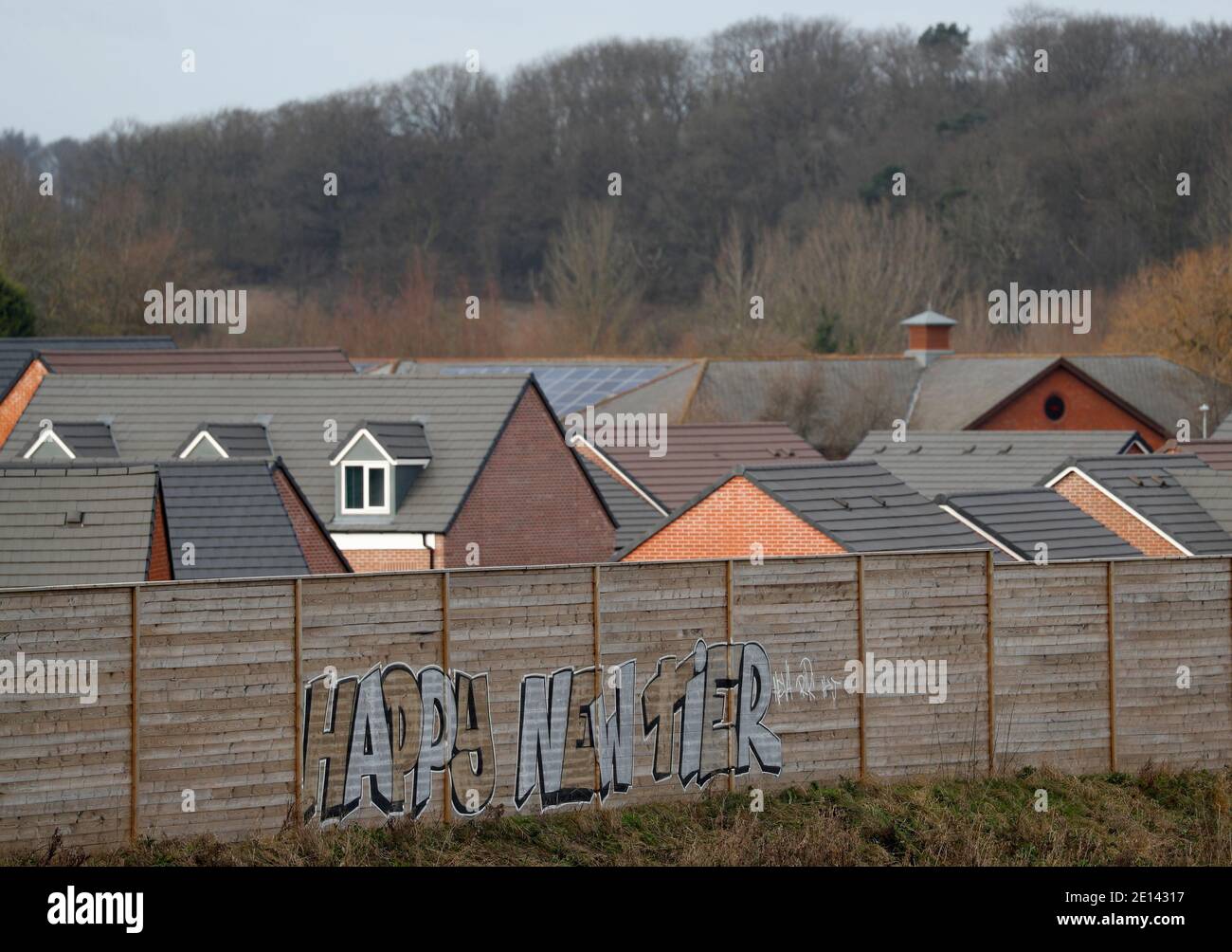Shepshed, Leicestershire, Großbritannien. Januar 2021. Graffiti mit dem Thema Coronavirus wird auf dem Fechten neben der Autobahn M1 betönbt. Credit Darren Staples/Alamy Live News. Stockfoto