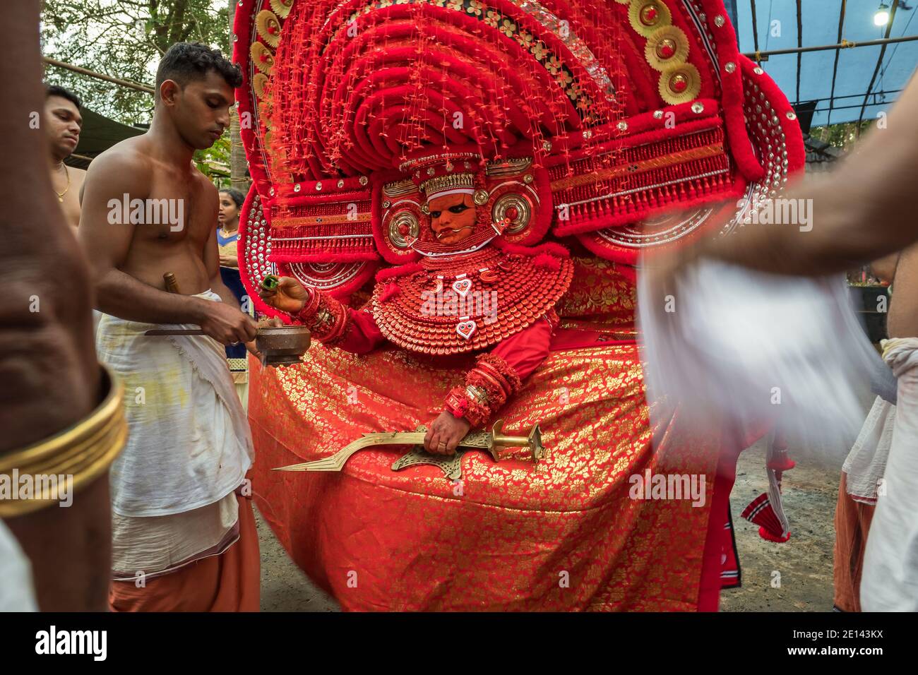 Theyyam Künstler auftreten während Tempelfest in Kannur, Kerala, Indien. Stockfoto