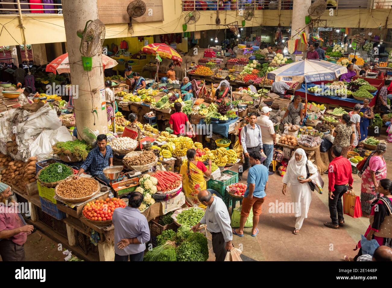 Farbenfroher indischer Lebensmittelmarkt mit Obst und Gemüse in Panaji, Indi Stockfoto