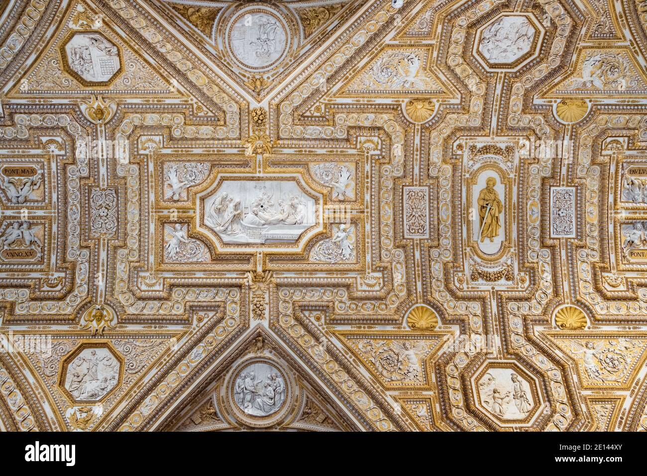 Deckenansicht im Petersdom im Vatikan Stockfoto