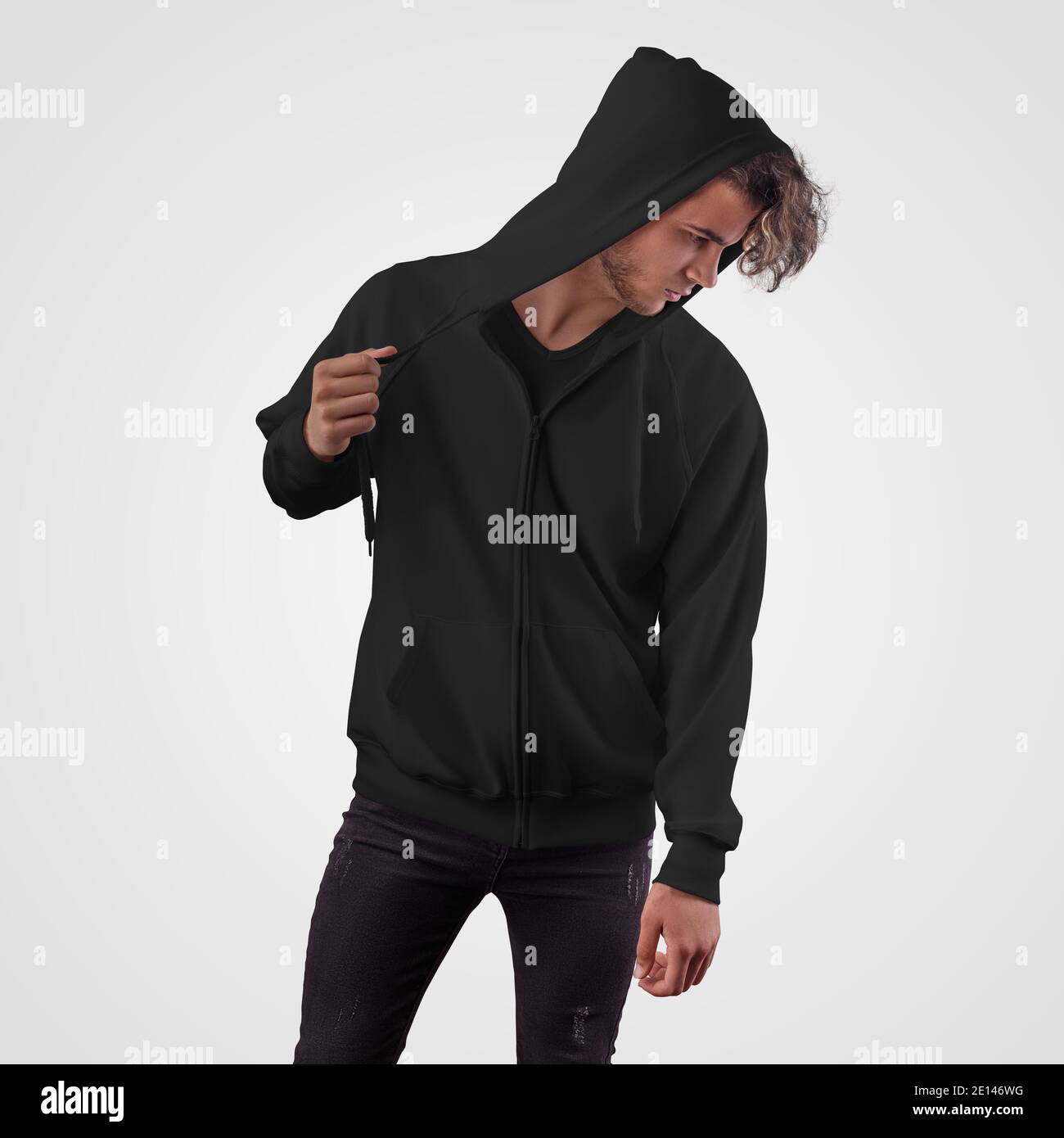 Schwarzes Sweatshirt Mockup auf posing Kerl in Hoodie mit Krawatten, Hoodie mit Reißverschluss, Tasche, Vorderansicht, isoliert auf Hintergrund. Mode Kleidung Tem Stockfoto