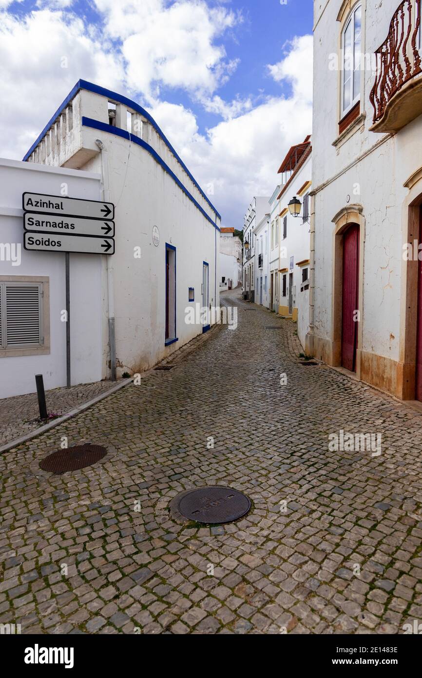 Schmale Kopfsteinpflasterstraße In Der Portugiesischen Stadt Hilltop In Der Alten Algarve Portugal Stockfoto