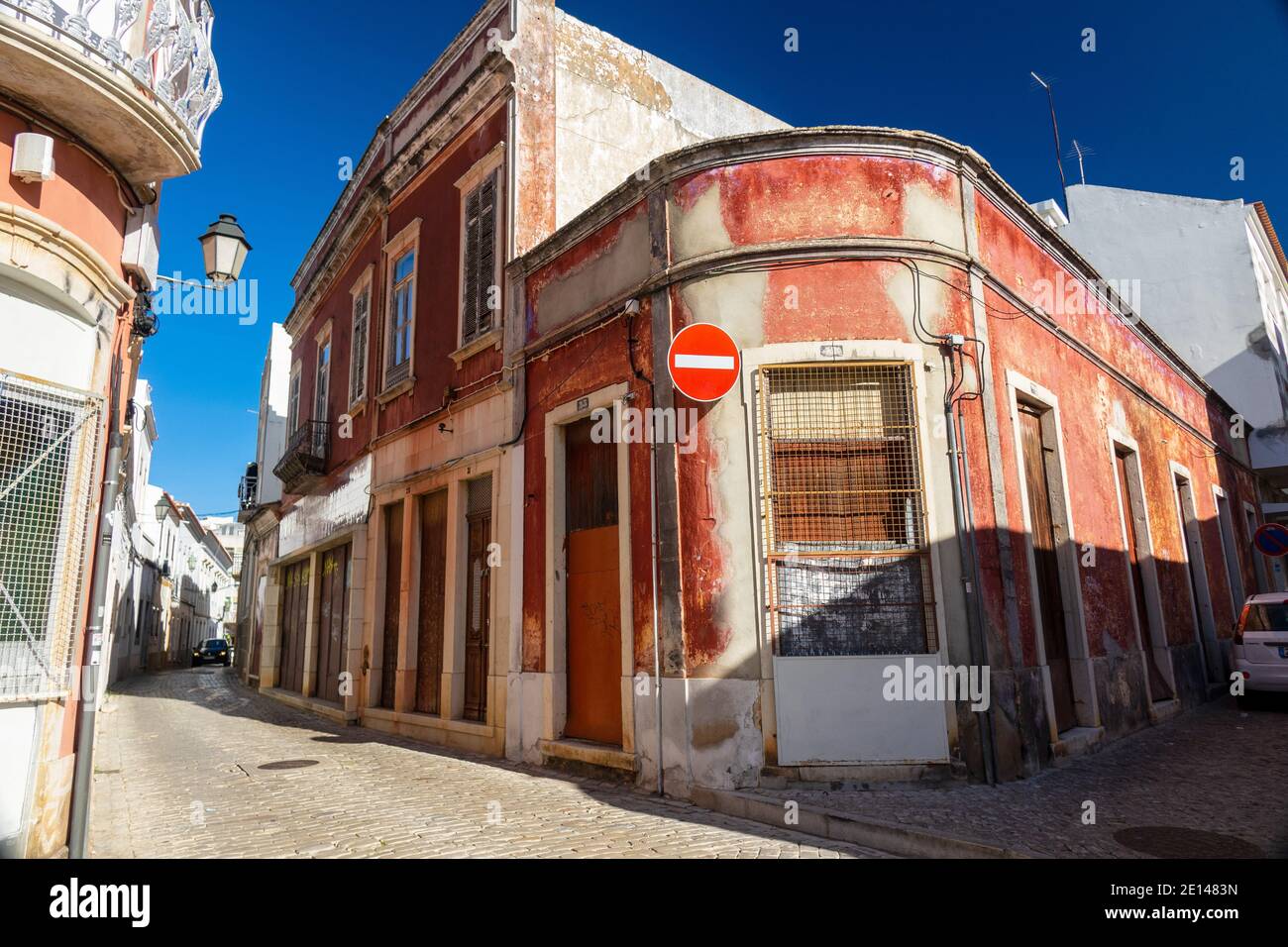 Alte historische Gebäude an EINER engen Cobble Stone Street in Loule Algarve Portugal Stockfoto