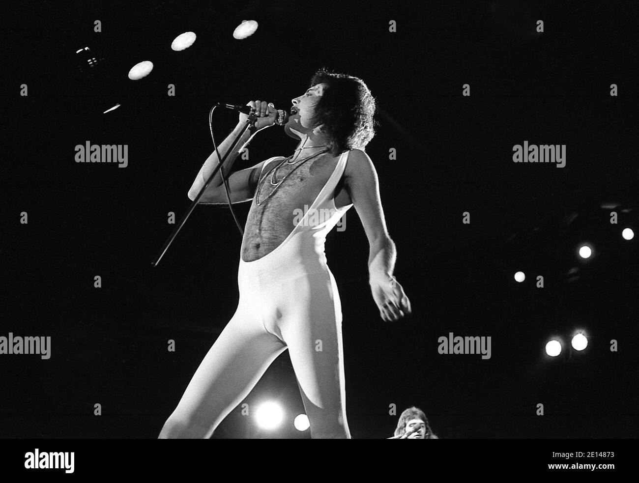 Freddie Mecury von Queen Live in Hyde Park London 18/9/1976. Kostenloses Konzert mit 150,000 Fans im Park. Stockfoto