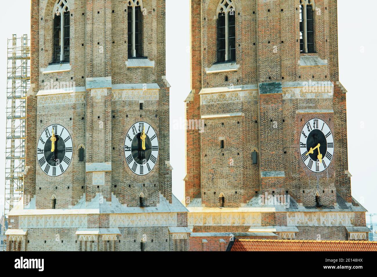 Zwei Türme Spitze der gotischen Kirche. Frauenkirche in München Deutschland . Turmuhr Stockfoto