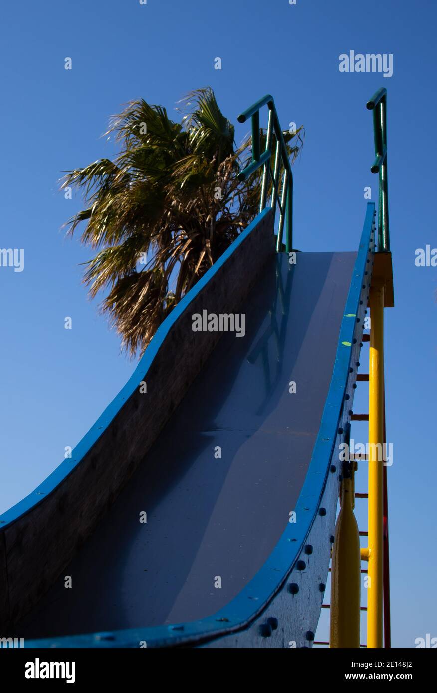 Elfindale- Kapstadt, Südafrika - 23/10/2020 Blaue und gelbe Rutsche im Elfindale Park. Stockfoto