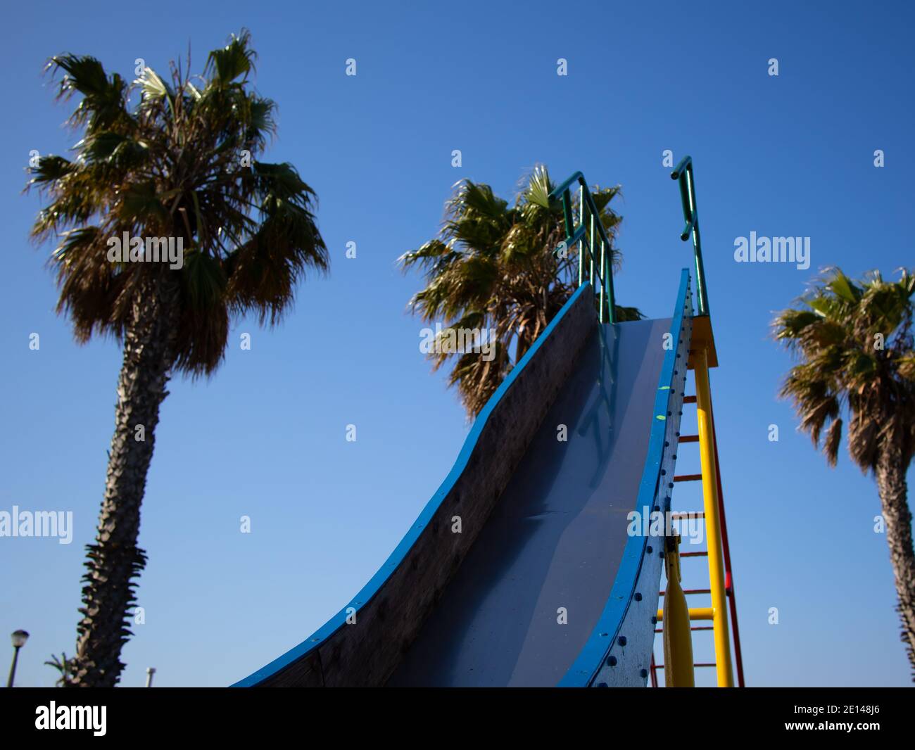 Elfindale- Kapstadt, Südafrika - 23/10/2020 Blaue und gelbe Rutsche im Elfindale Park. Stockfoto