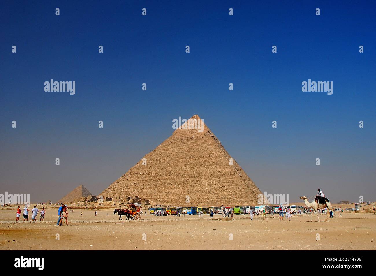 Pyramiden in ägypten mit blauem Himmel und vielen Touristen auf Urlaub Stockfoto