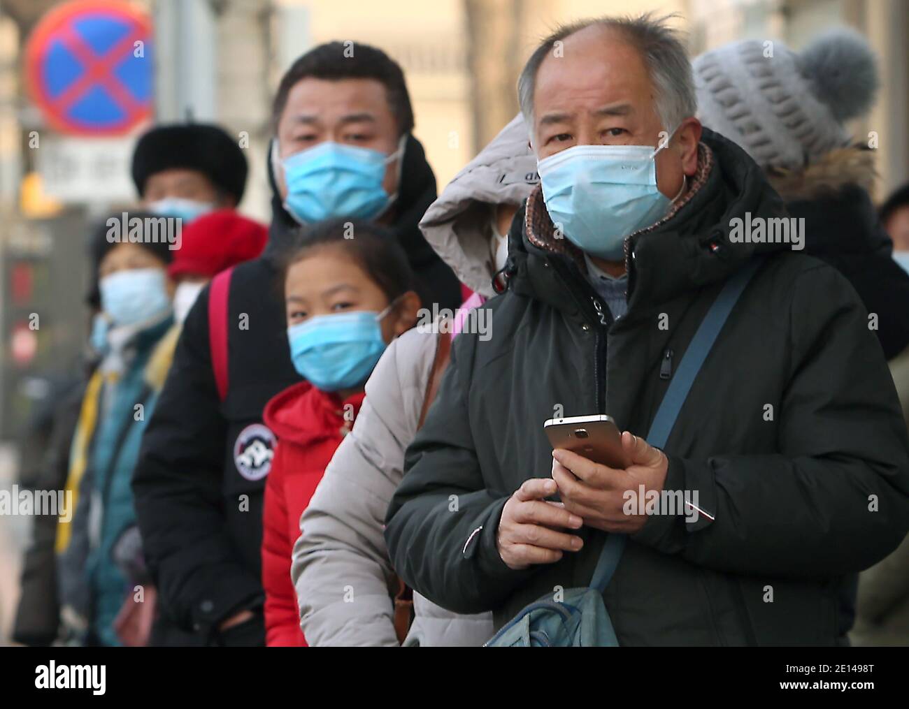 Peking, China. Januar 2021. Chinesen tragen Gesichtsmasken, während sie am Montag, 4. Januar 2021, in Peking auf einen Bus warten. Chinas Hauptstadt hat in der letzten Woche neue Covid-19-Fälle registriert, was die lokalen Behörden dazu veranlasste, einen "Notstand" auszurufen. Foto von Stephen Shaver/UPI Kredit: UPI/Alamy Live Nachrichten Stockfoto